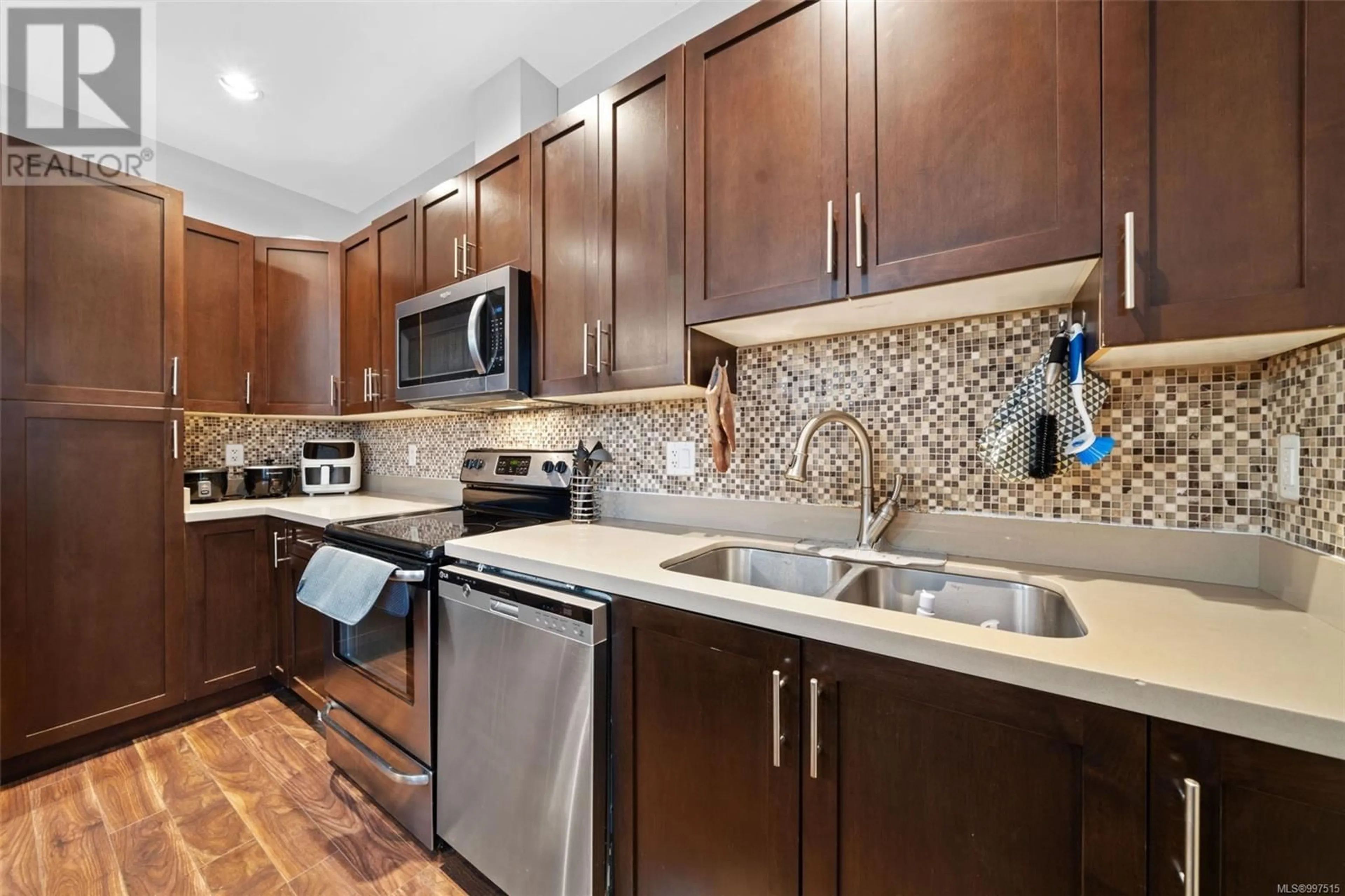 Standard kitchen, ceramic/tile floor for 996 DUNFORD AVENUE, Langford British Columbia V9B2S3