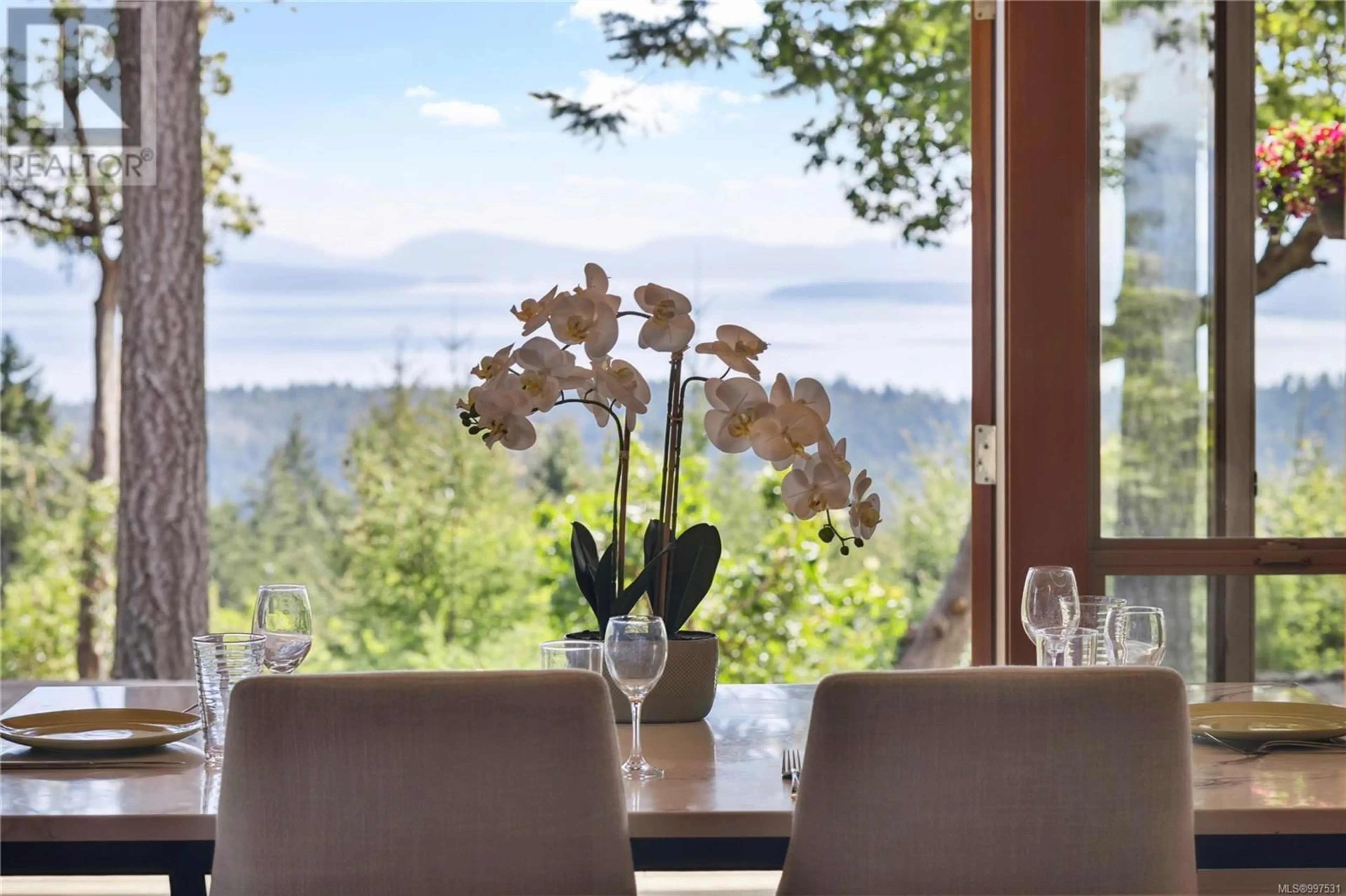 Dining room, wood/laminate floor for 1495 COATS DRIVE, Gabriola Island British Columbia V0R1X6