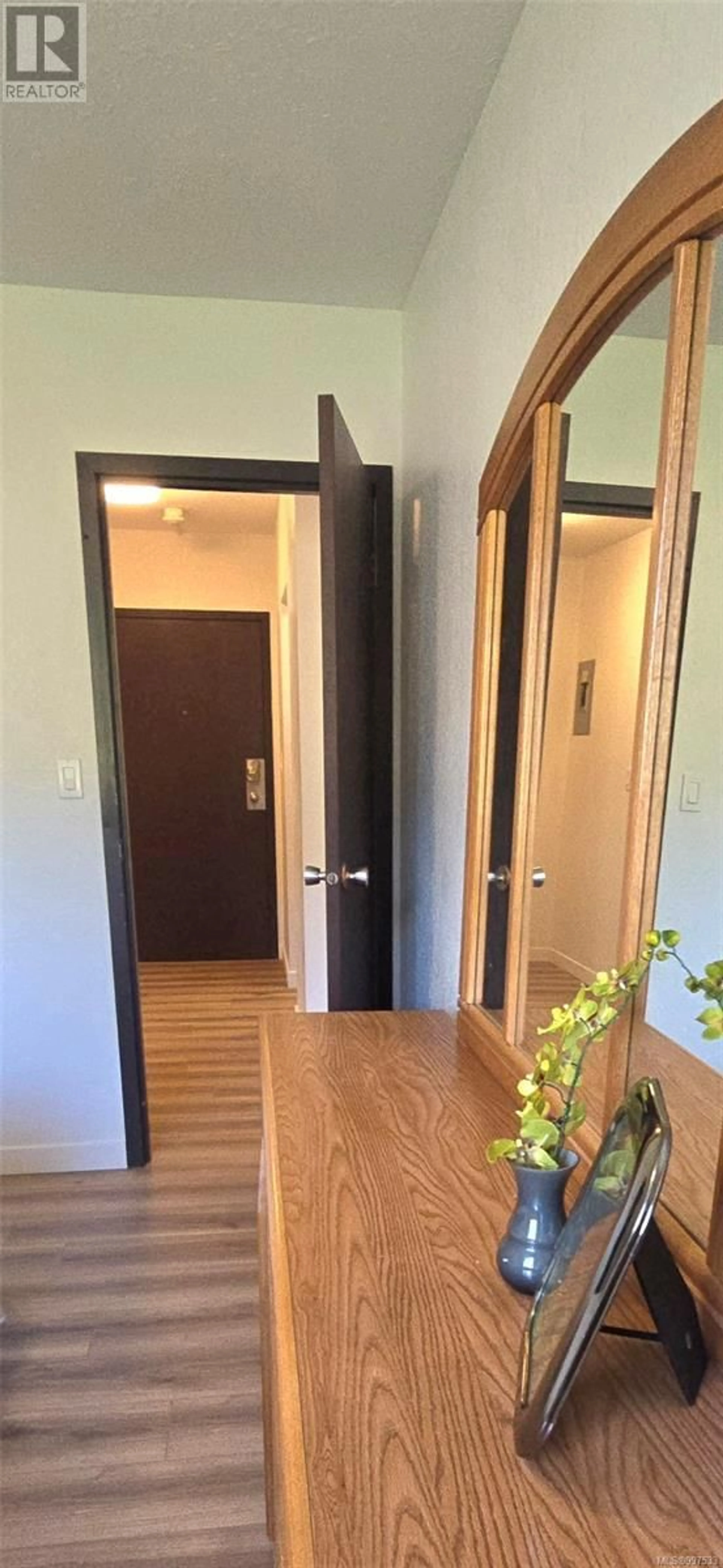 Indoor entryway for 312 - 611 MACMILLAN DRIVE, Sayward British Columbia V0P1R0