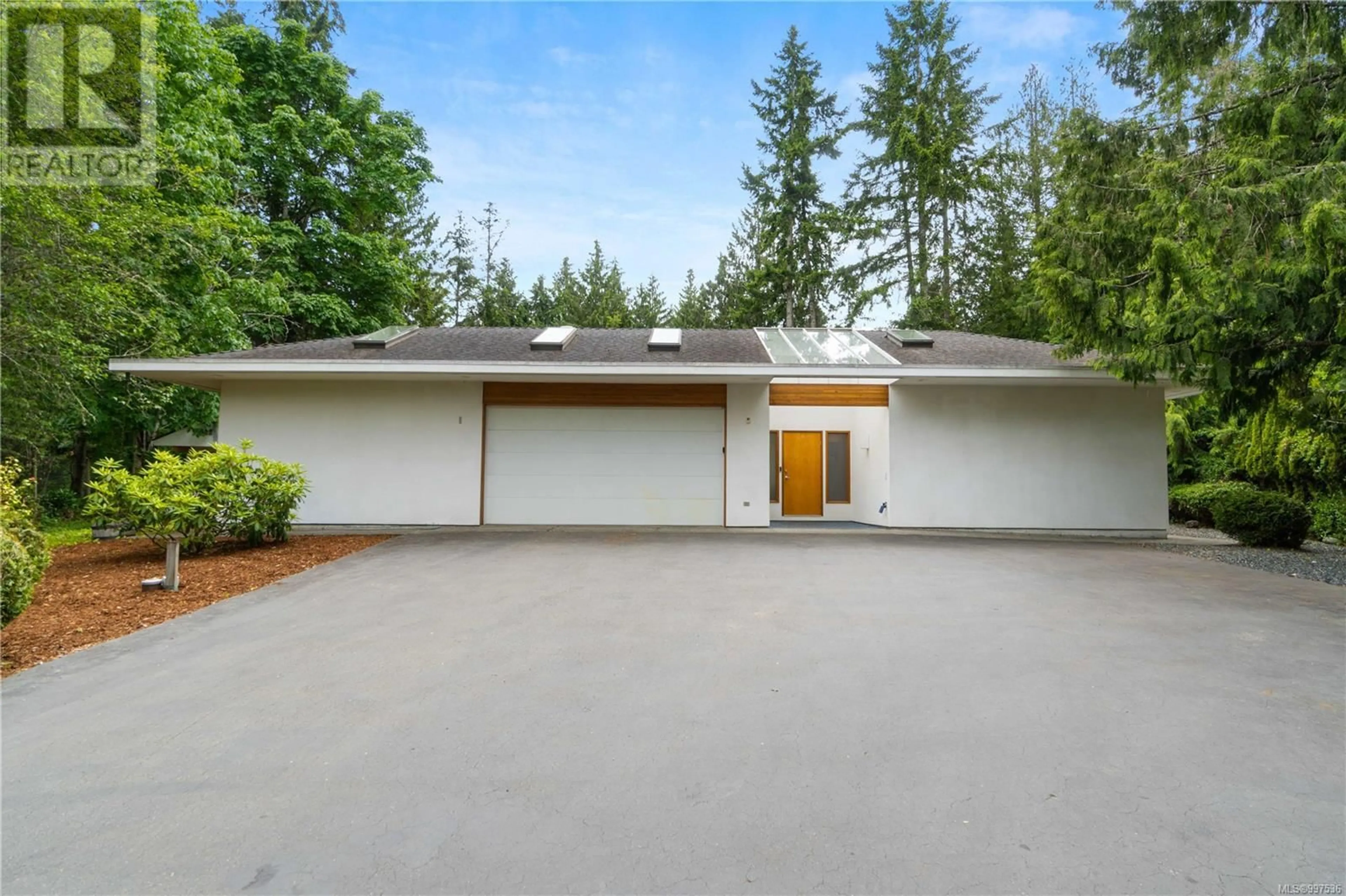 Home with vinyl exterior material, street for 998 BLUEBIRD PLACE, Qualicum Beach British Columbia V9K1M7