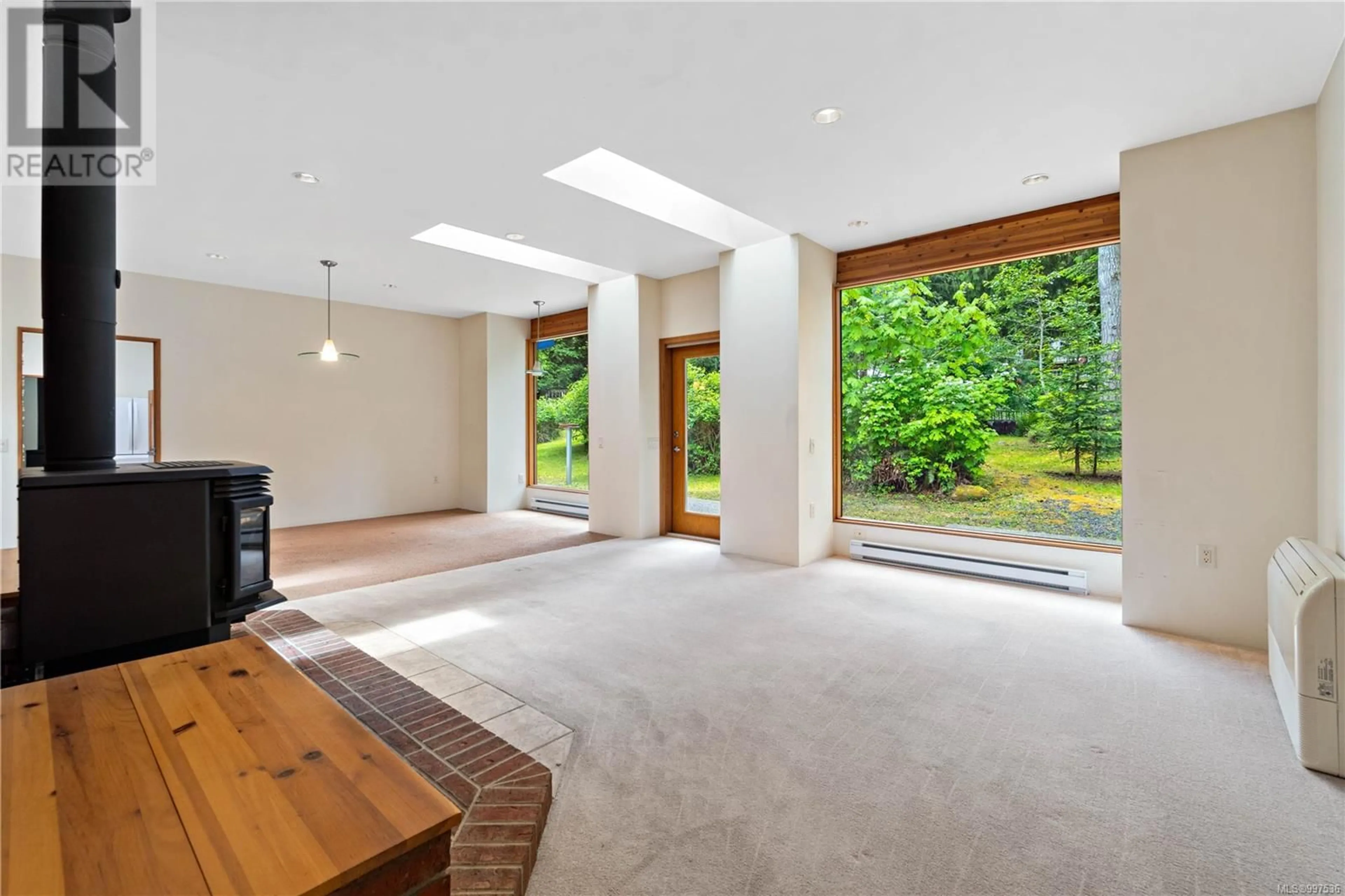 Indoor foyer for 998 BLUEBIRD PLACE, Qualicum Beach British Columbia V9K1M7