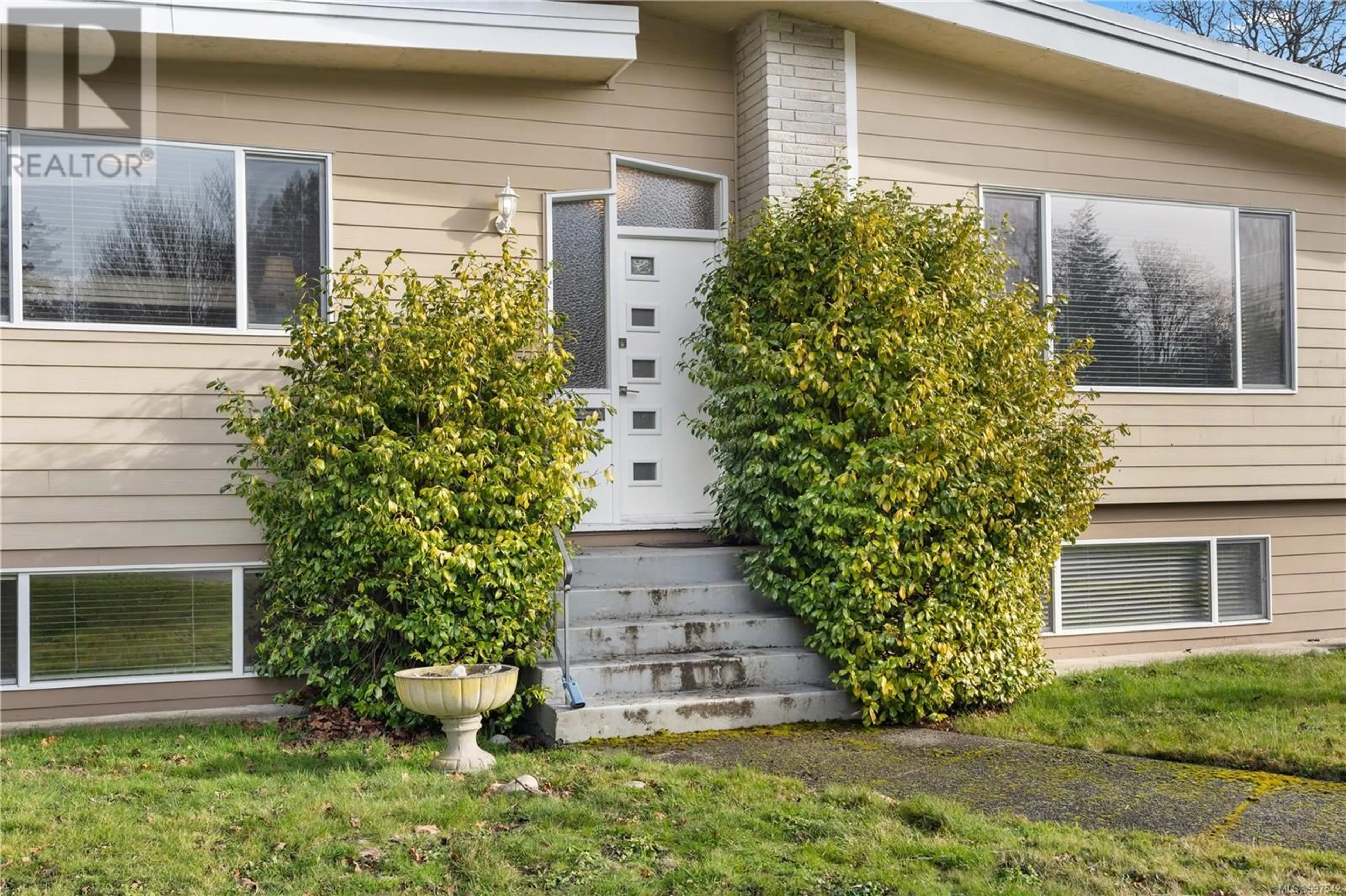 Home with vinyl exterior material, street for 3545 CARDIFF PLACE, Oak Bay British Columbia V8P4Z2