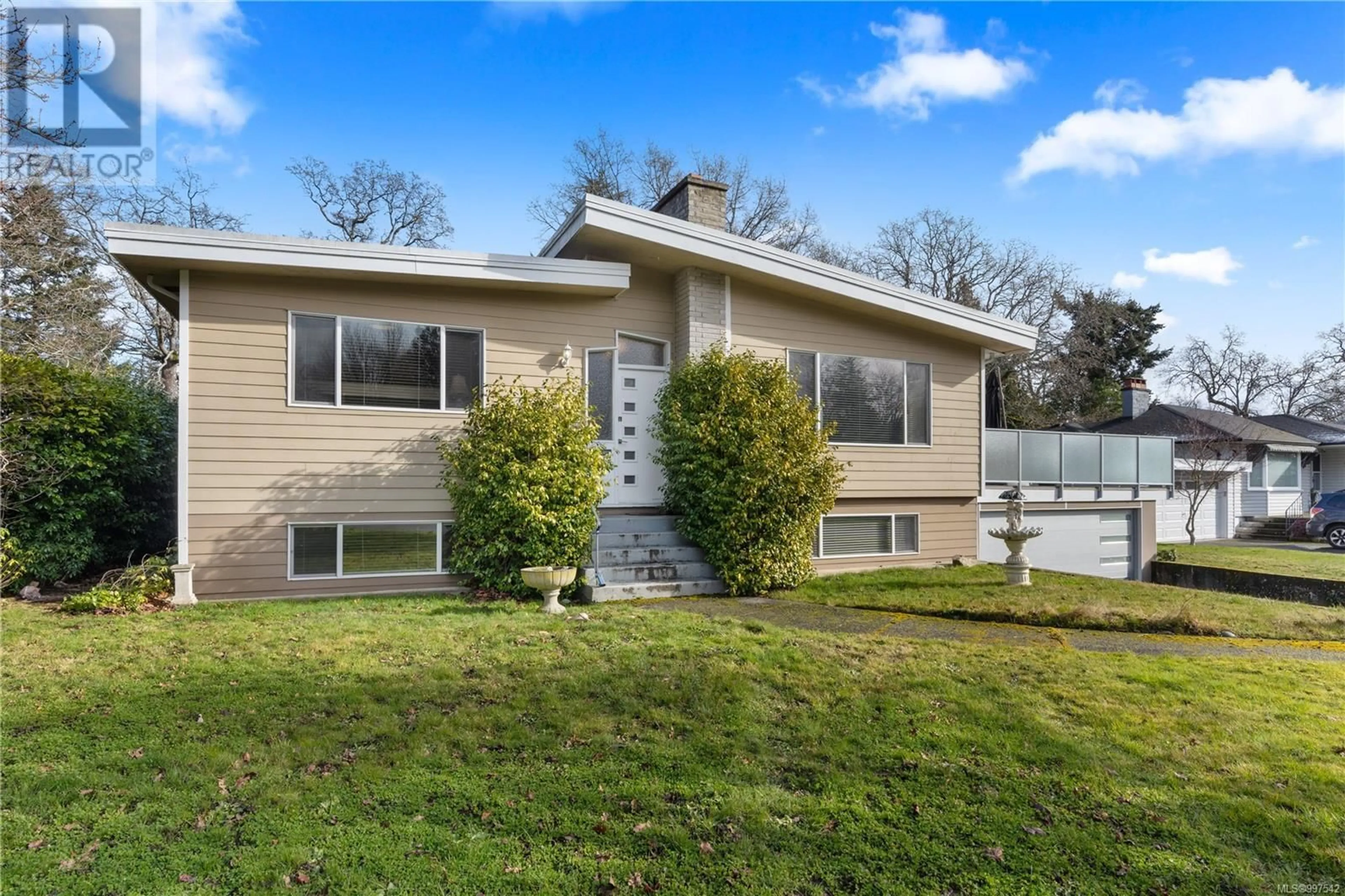 Home with vinyl exterior material, unknown for 3545 CARDIFF PLACE, Oak Bay British Columbia V8P4Z2