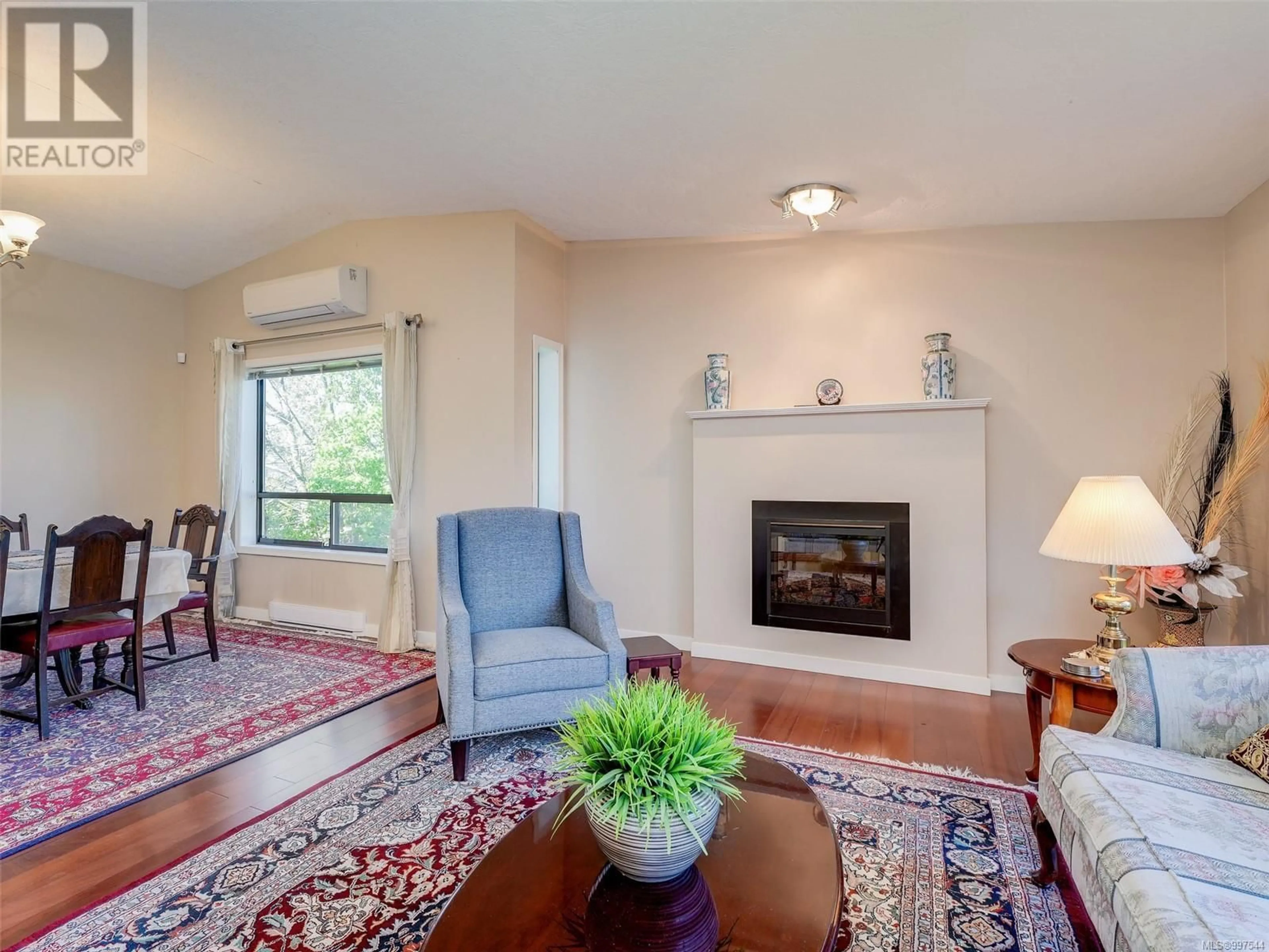 Living room with furniture, unknown for 749 VIADUCT AVENUE EAST, Saanich British Columbia V8Z6N3