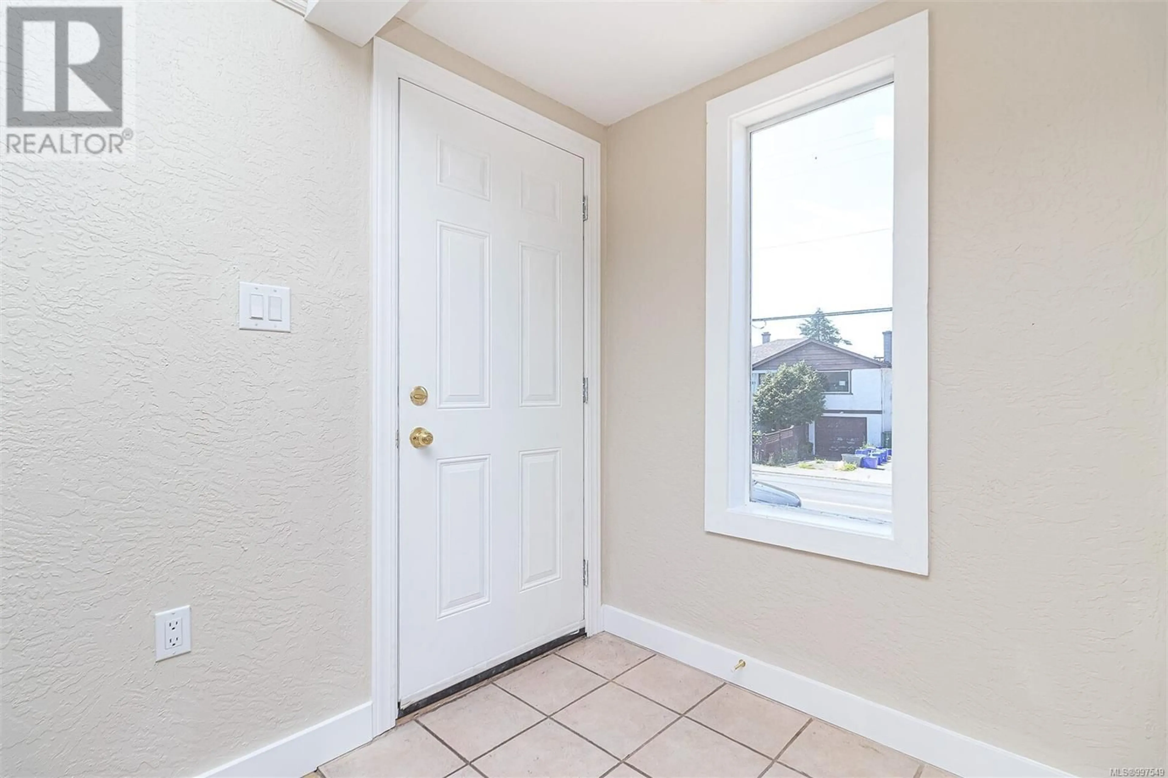 Indoor entryway for 3003 CEDAR HILL ROAD, Victoria British Columbia V8T3J2