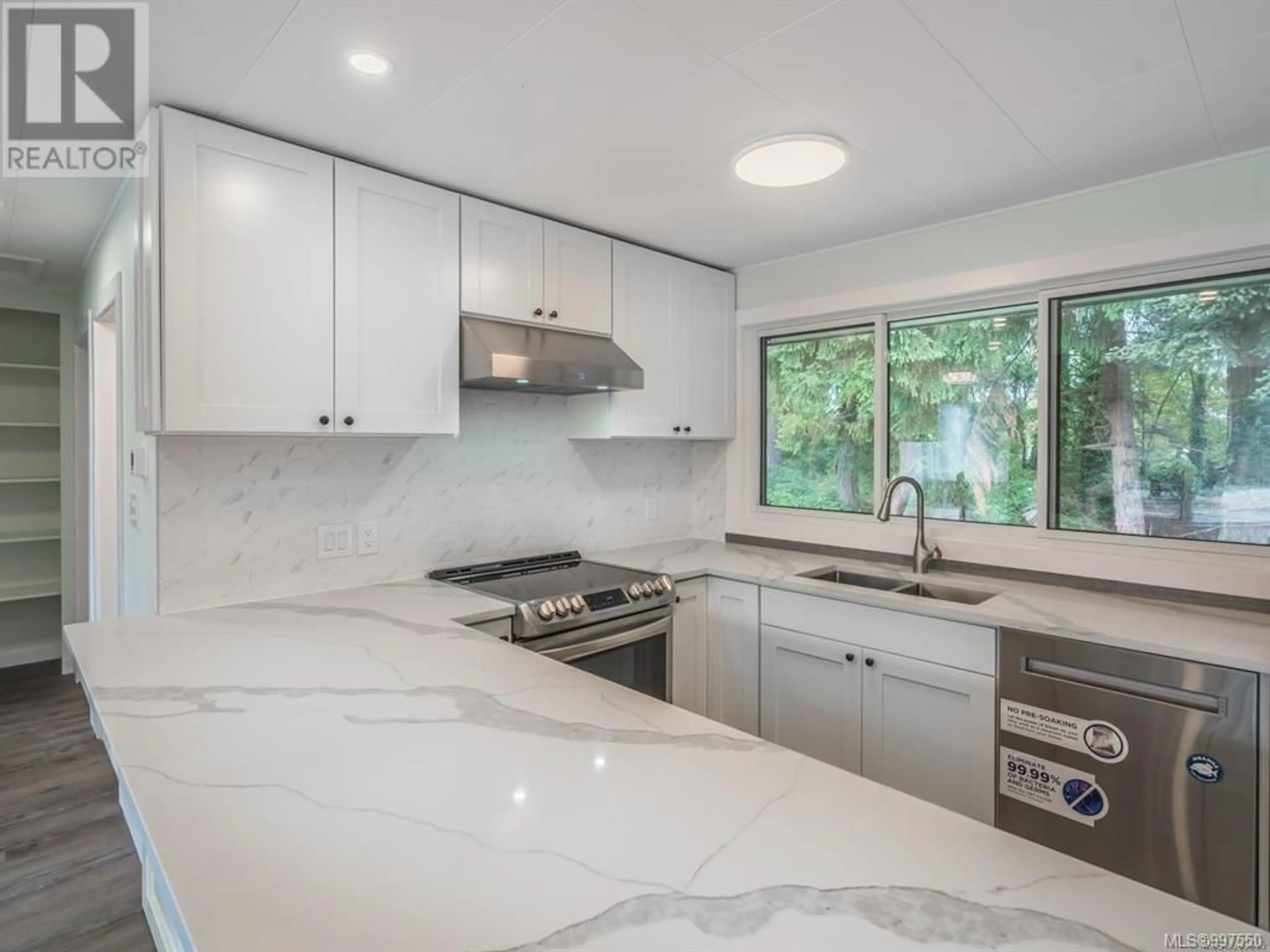 Contemporary kitchen, ceramic/tile floor for 170 GIGGLESWICK PLACE, Nanaimo British Columbia V9S2V8