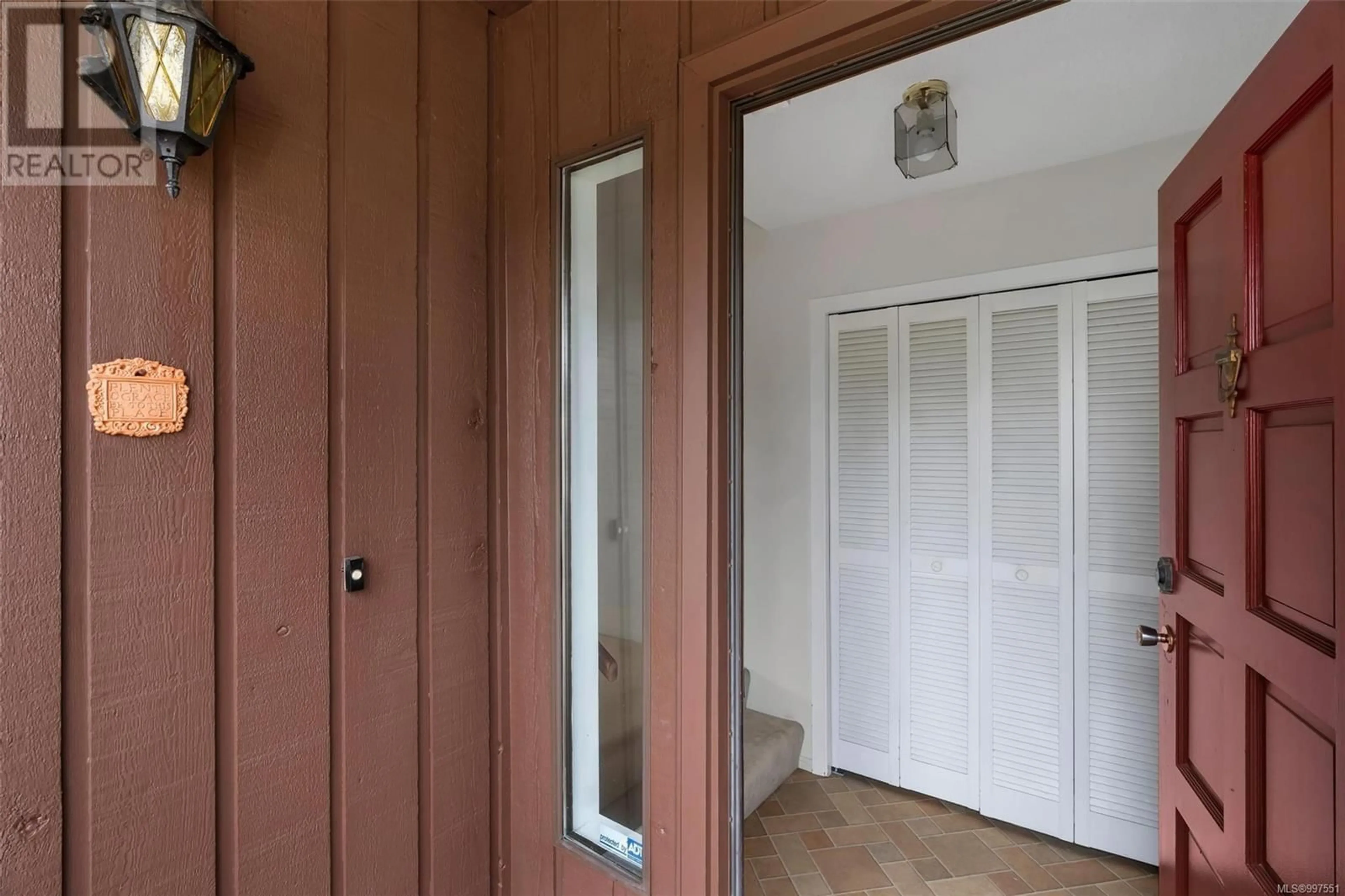Indoor entryway for 4370 PARAMONT PLACE, Saanich British Columbia V8N5V6
