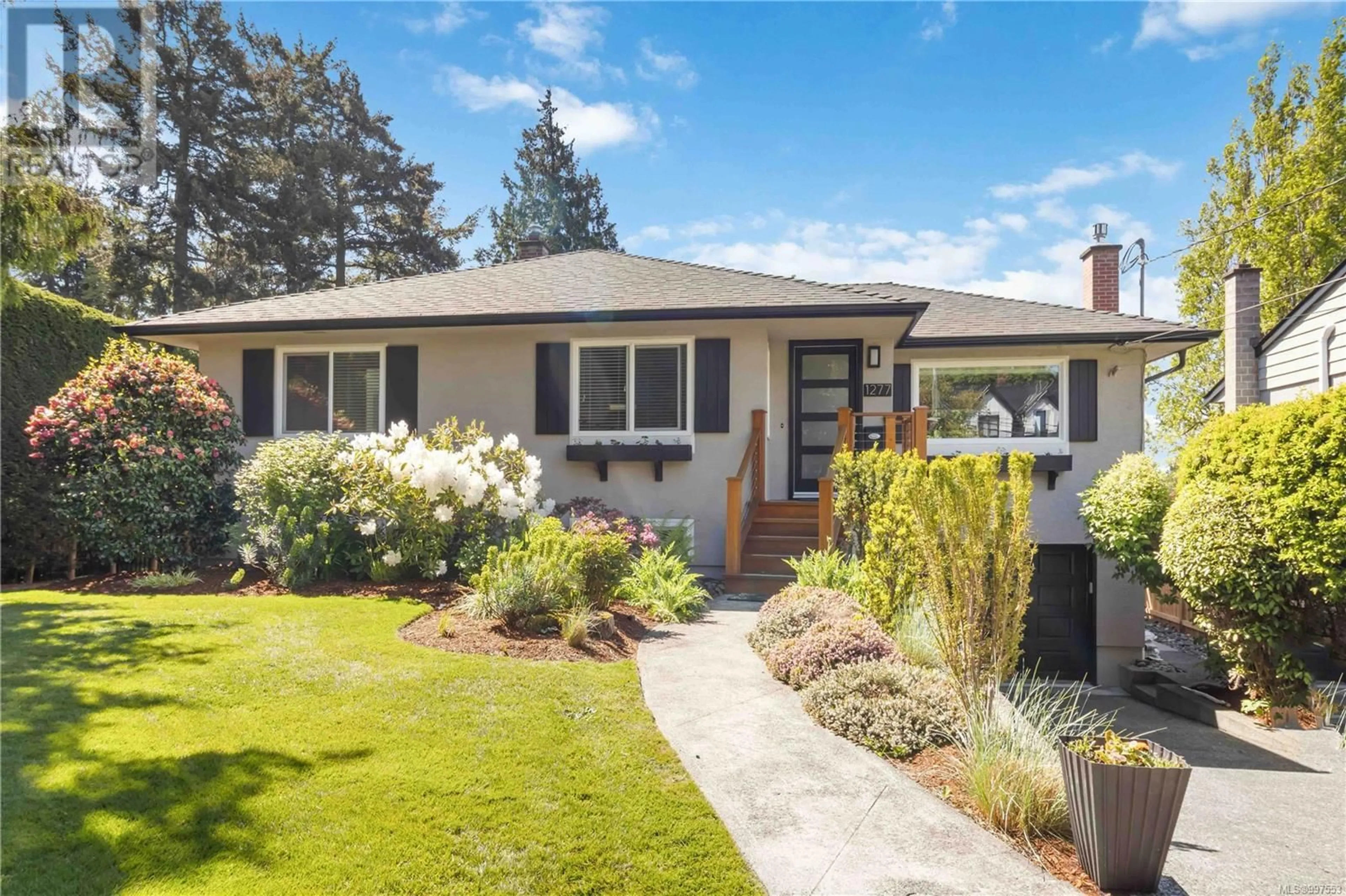 Home with vinyl exterior material, street for 1277 ROCKLAND AVENUE, Victoria British Columbia V8V3J3