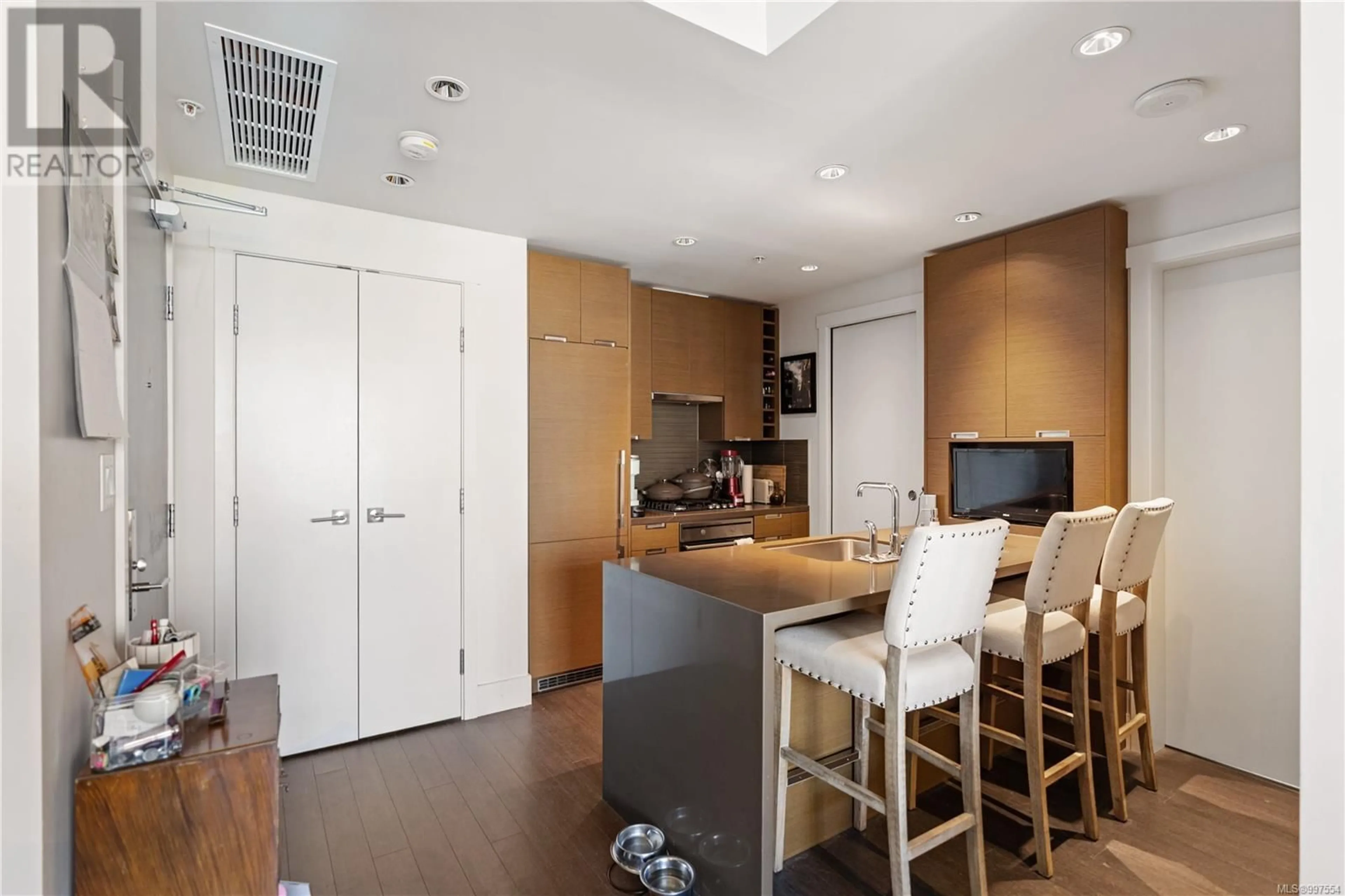 Standard kitchen, unknown for 705 - 83 SAGHALIE ROAD, Victoria British Columbia V9A0E7