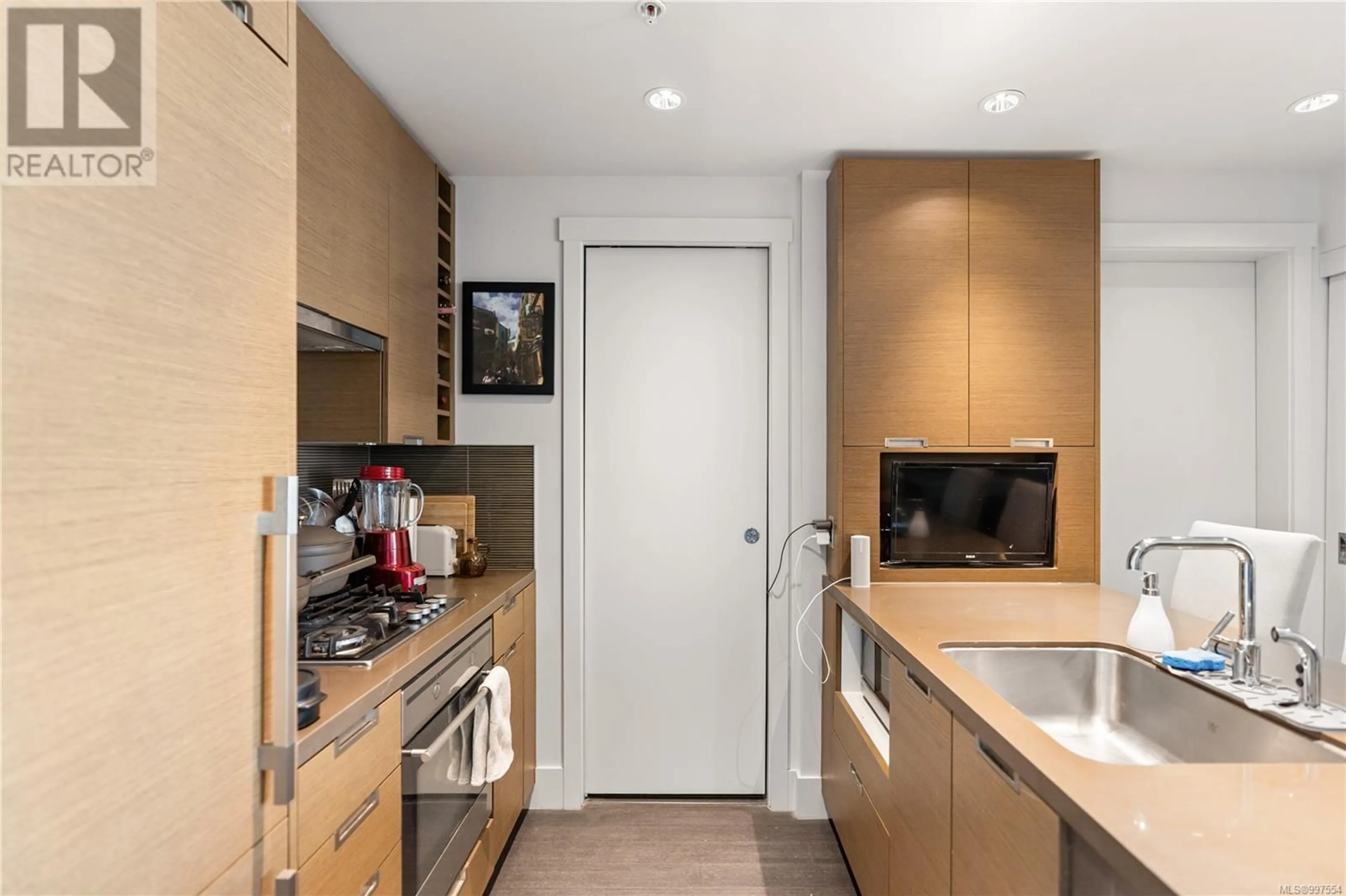 Standard kitchen, unknown for 705 - 83 SAGHALIE ROAD, Victoria British Columbia V9A0E7