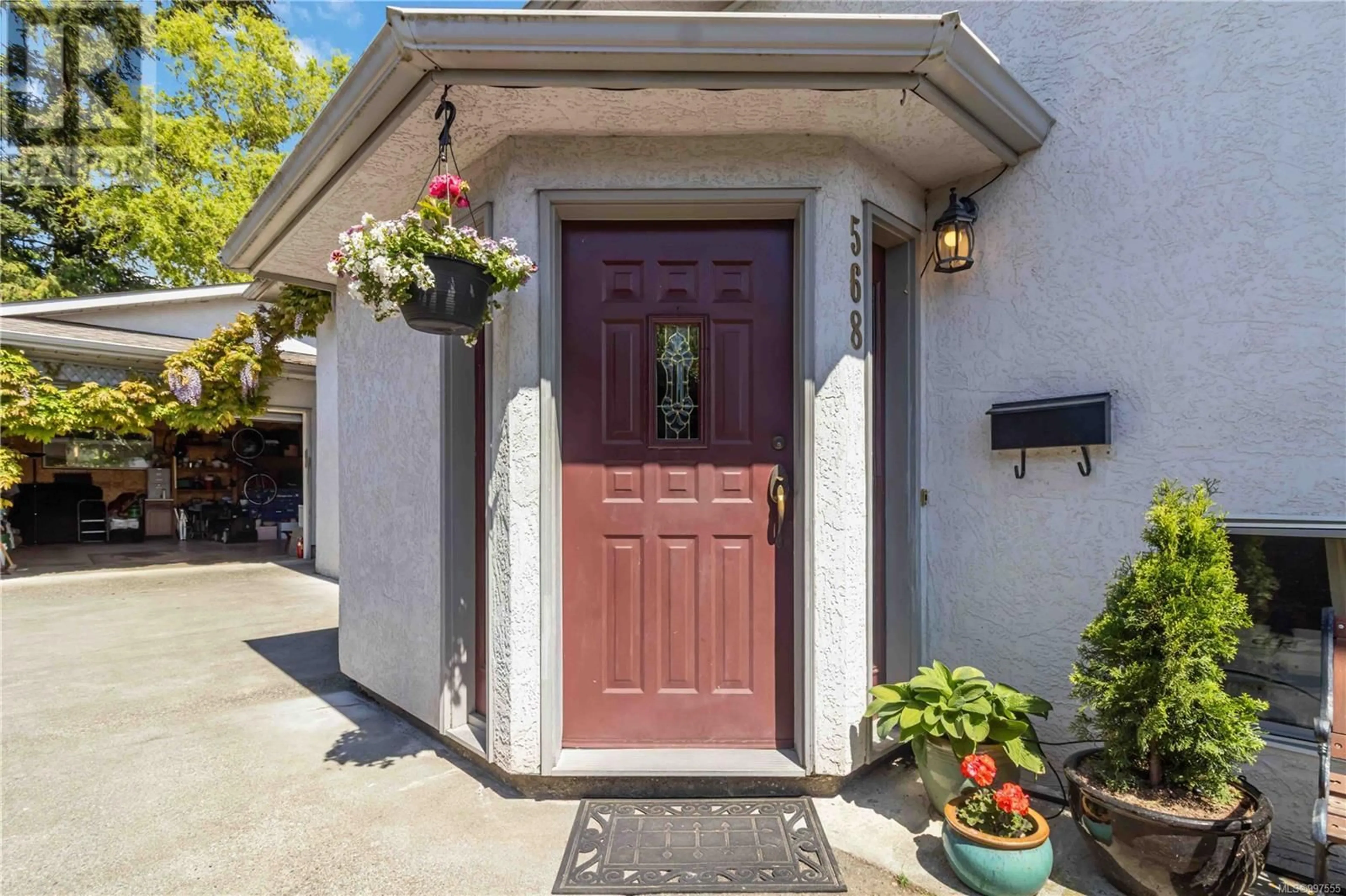 Indoor entryway for 568 PETO PLACE, Saanich British Columbia V8Z2K6