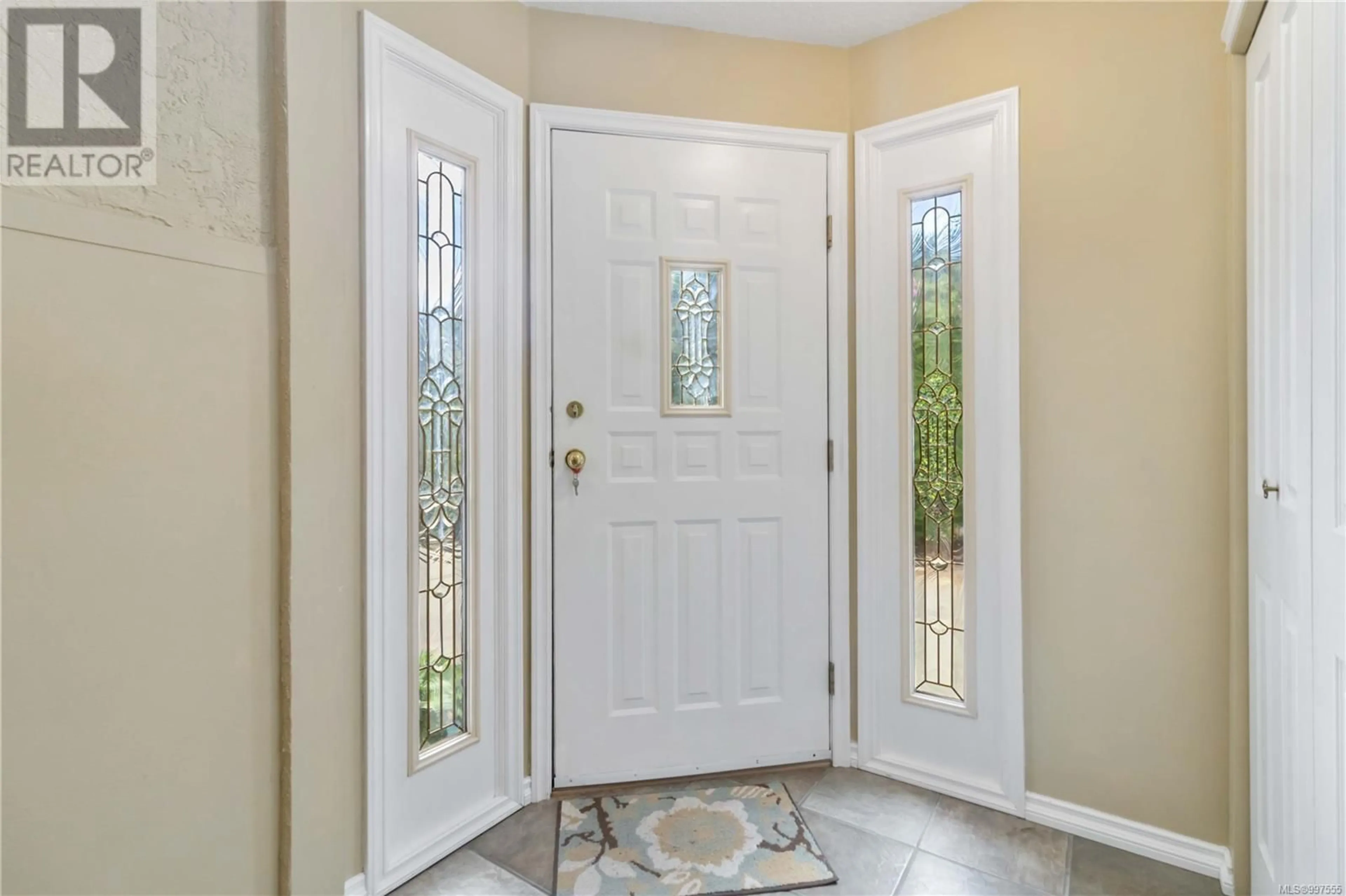 Indoor entryway for 568 PETO PLACE, Saanich British Columbia V8Z2K6