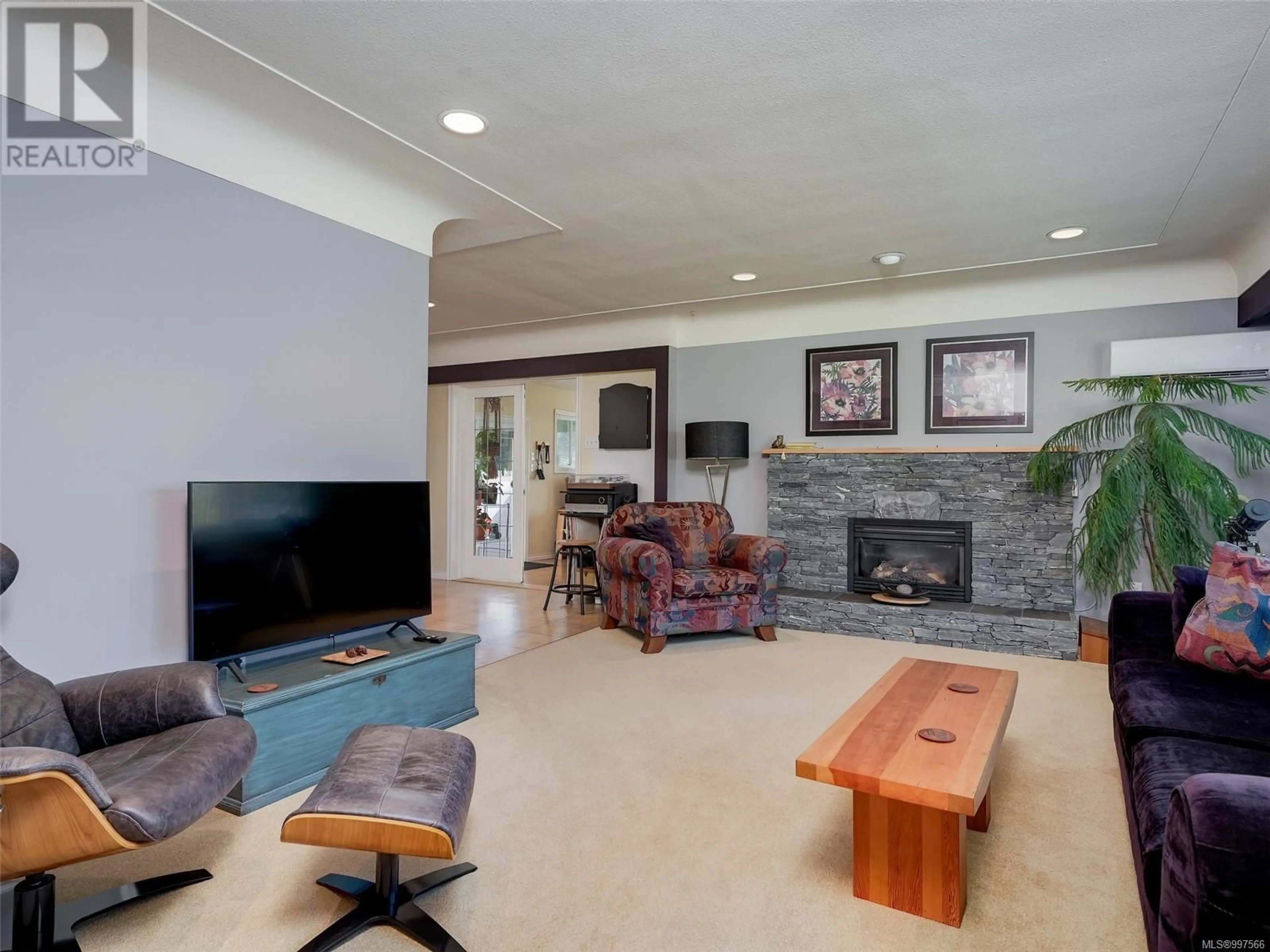 Living room with furniture, unknown for 888 FALAISE CRESCENT, Saanich British Columbia V8T1A1
