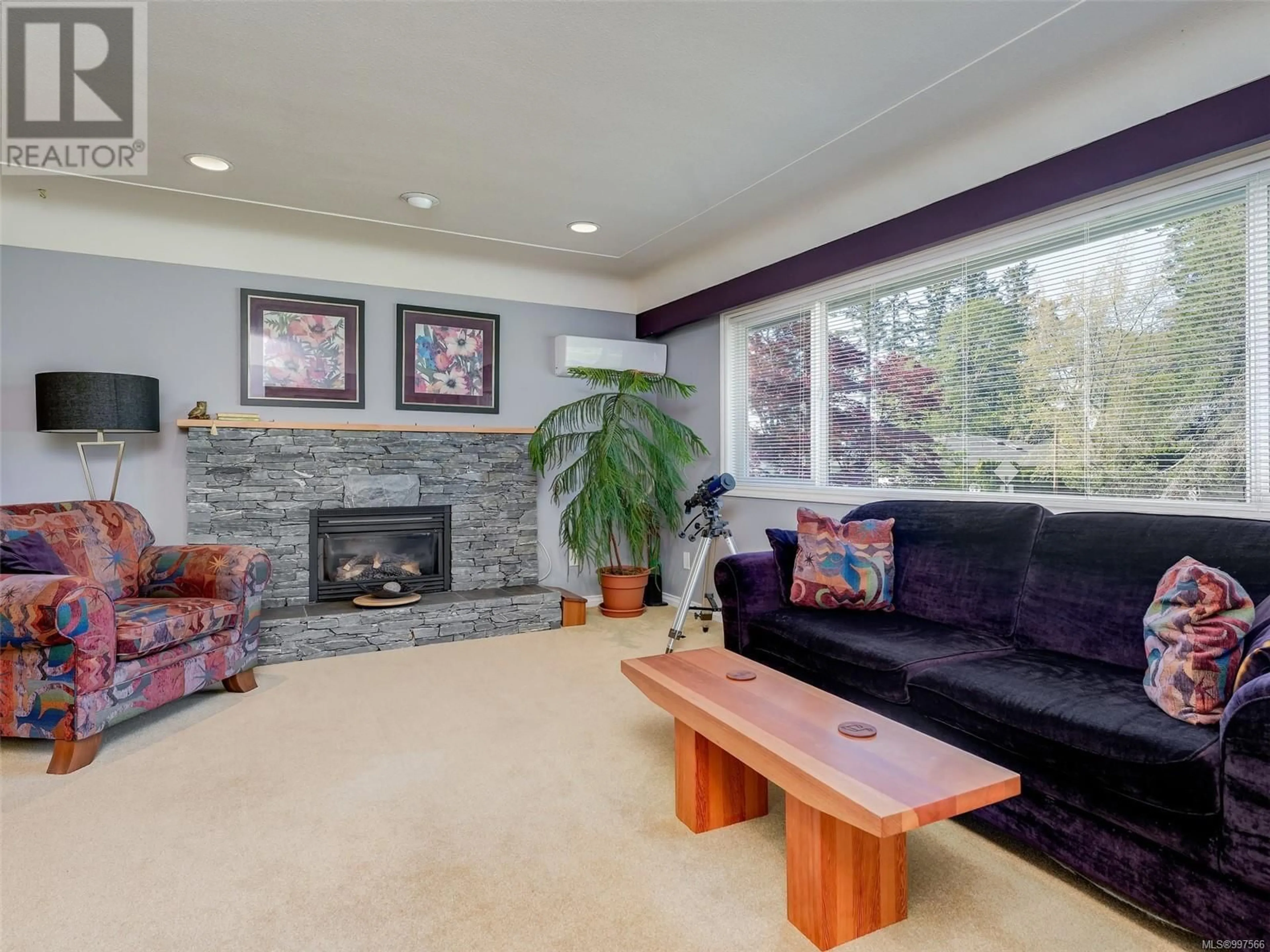 Living room with furniture, unknown for 888 FALAISE CRESCENT, Saanich British Columbia V8T1A1