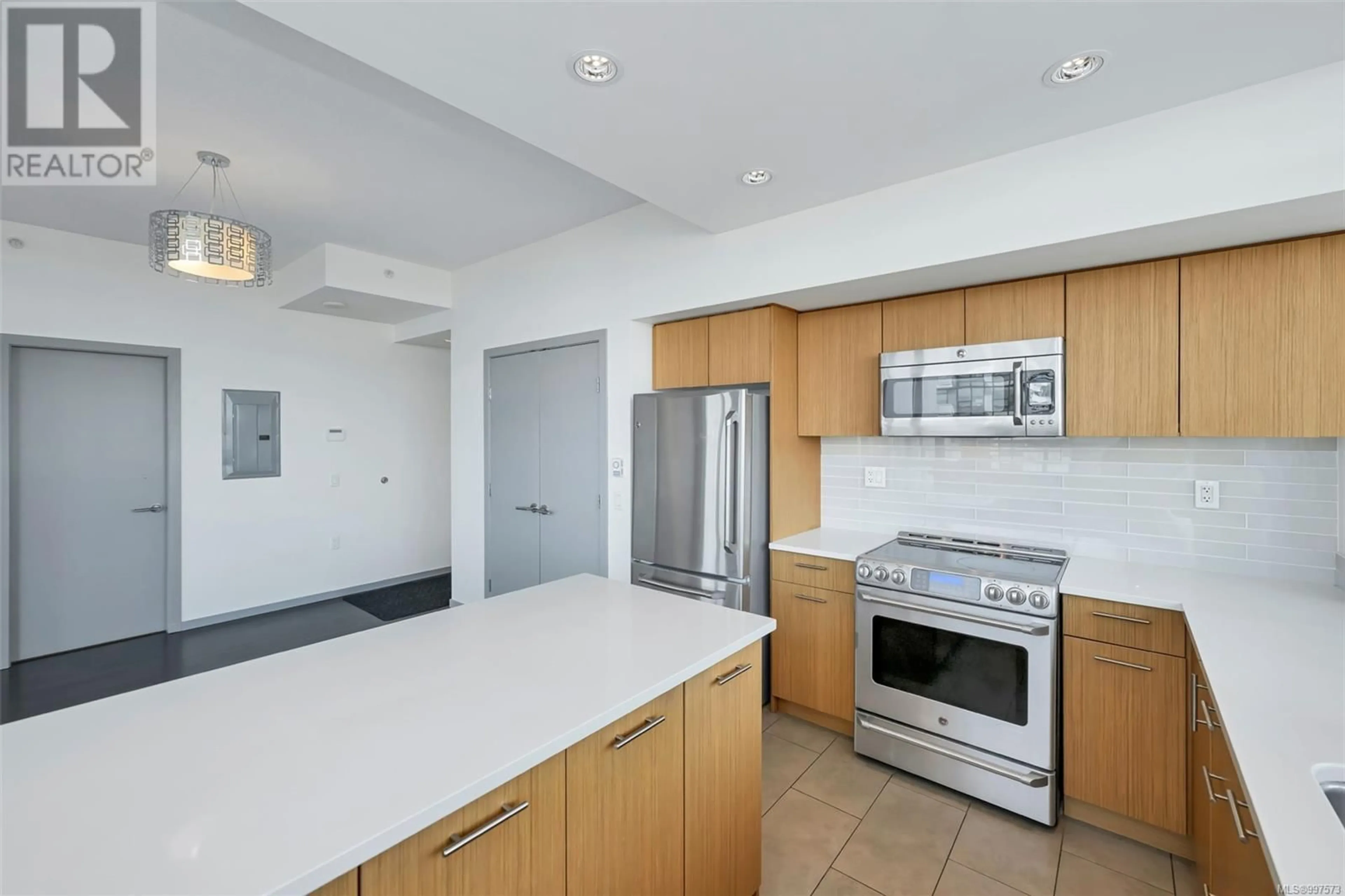 Standard kitchen, ceramic/tile floor for 1404 - 834 JOHNSON STREET, Victoria British Columbia V8W1N3