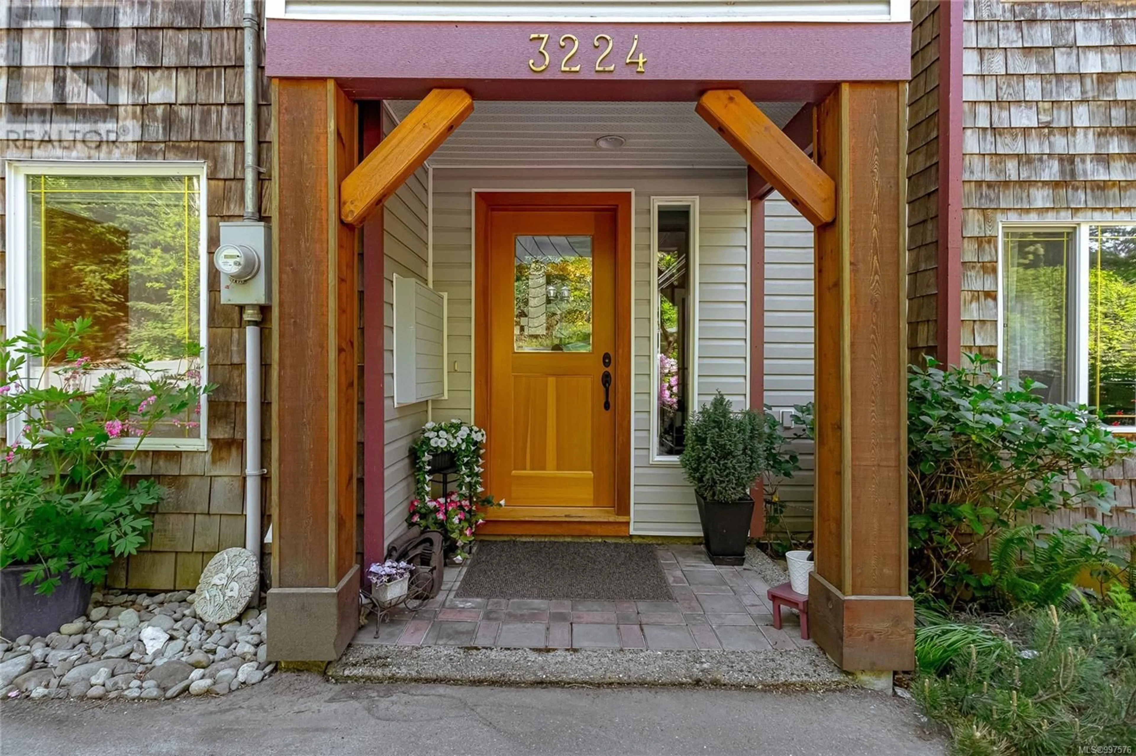 Indoor entryway for LOLEDO PLACE, Langford British Columbia V9C3W6