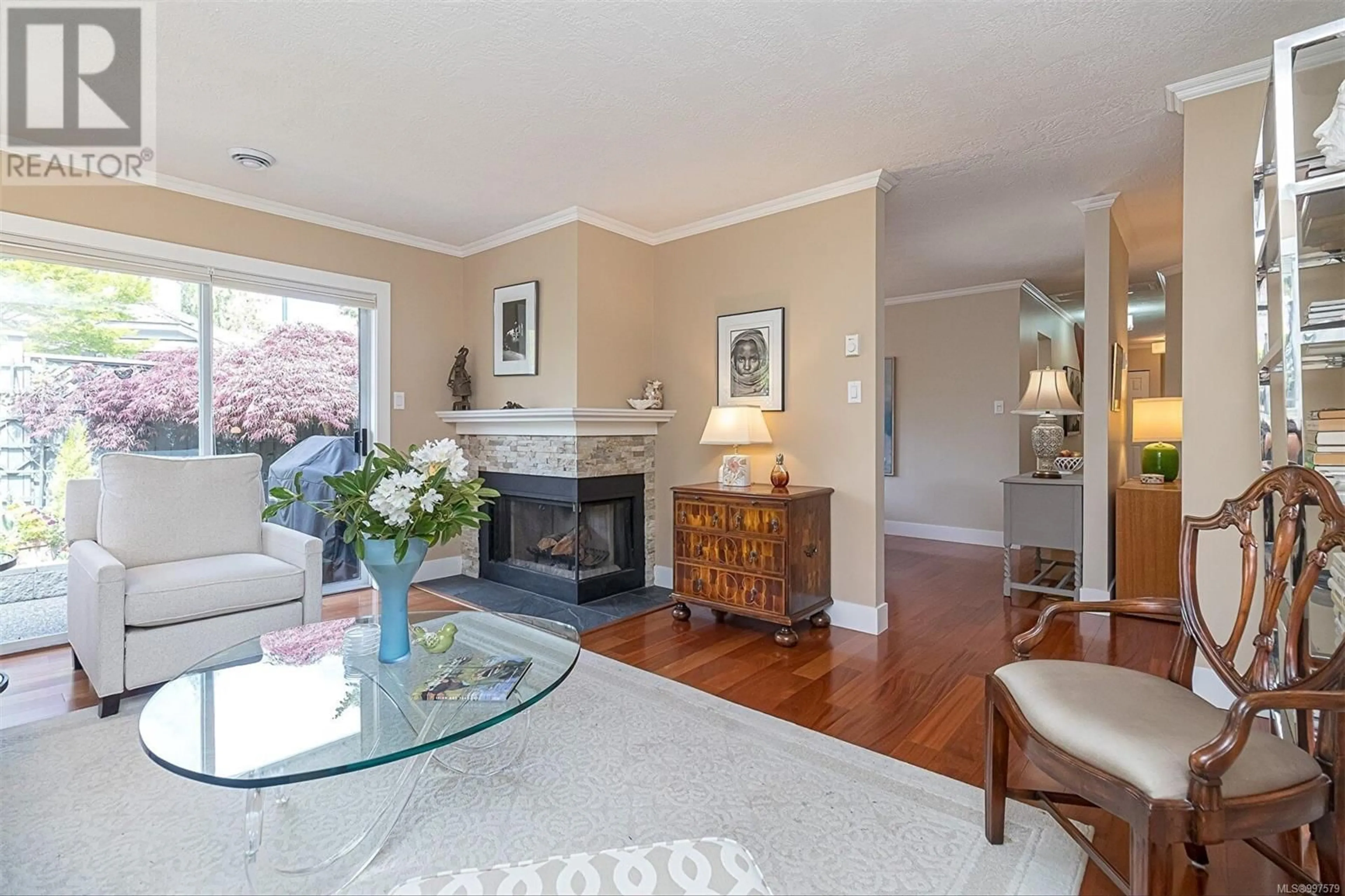 Living room with furniture, wood/laminate floor for 21 - 5110 CORDOVA BAY ROAD, Saanich British Columbia V8Y2K5