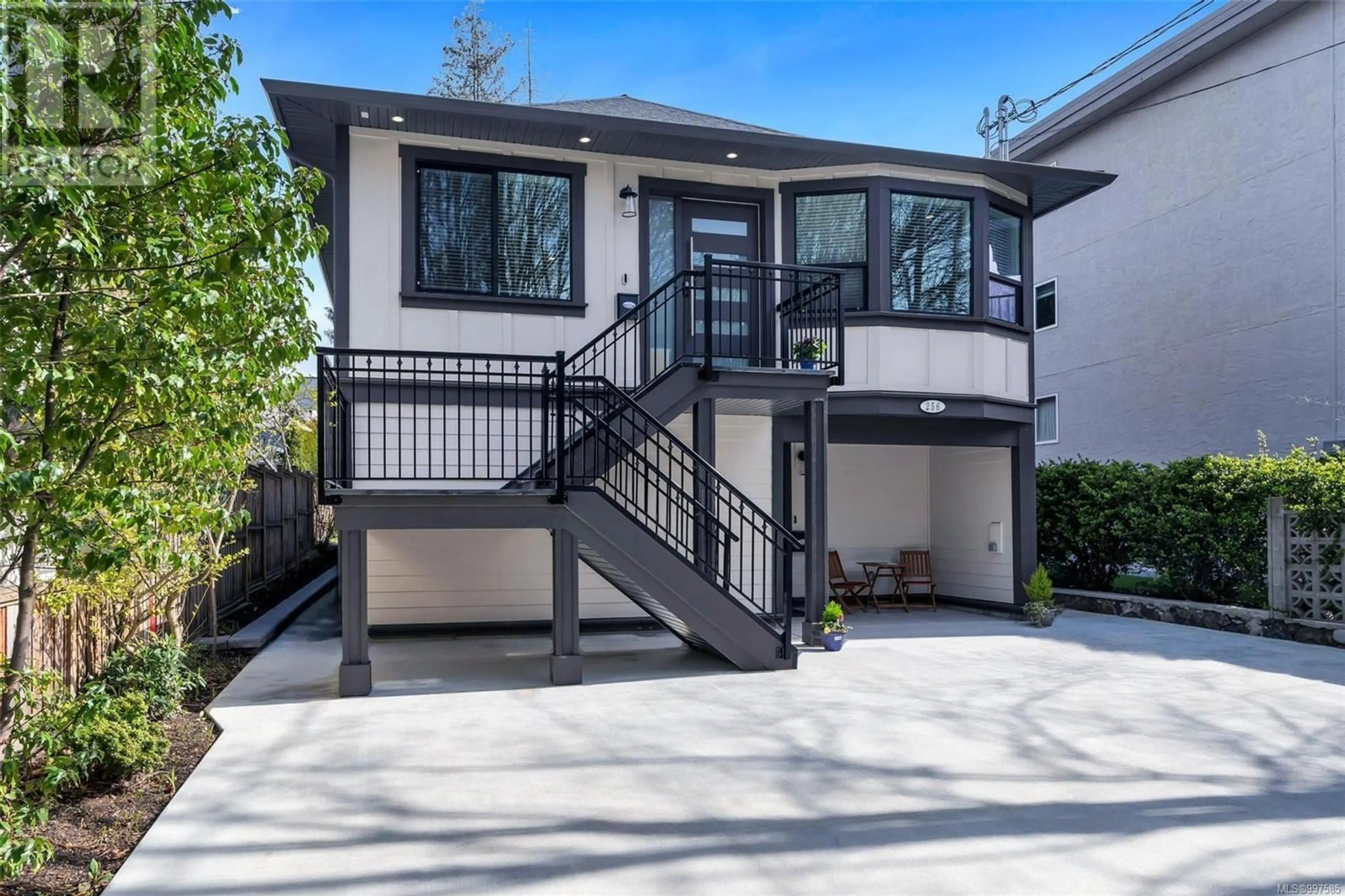 Home with vinyl exterior material, street for 256 SUPERIOR STREET, Victoria British Columbia V8V1T3