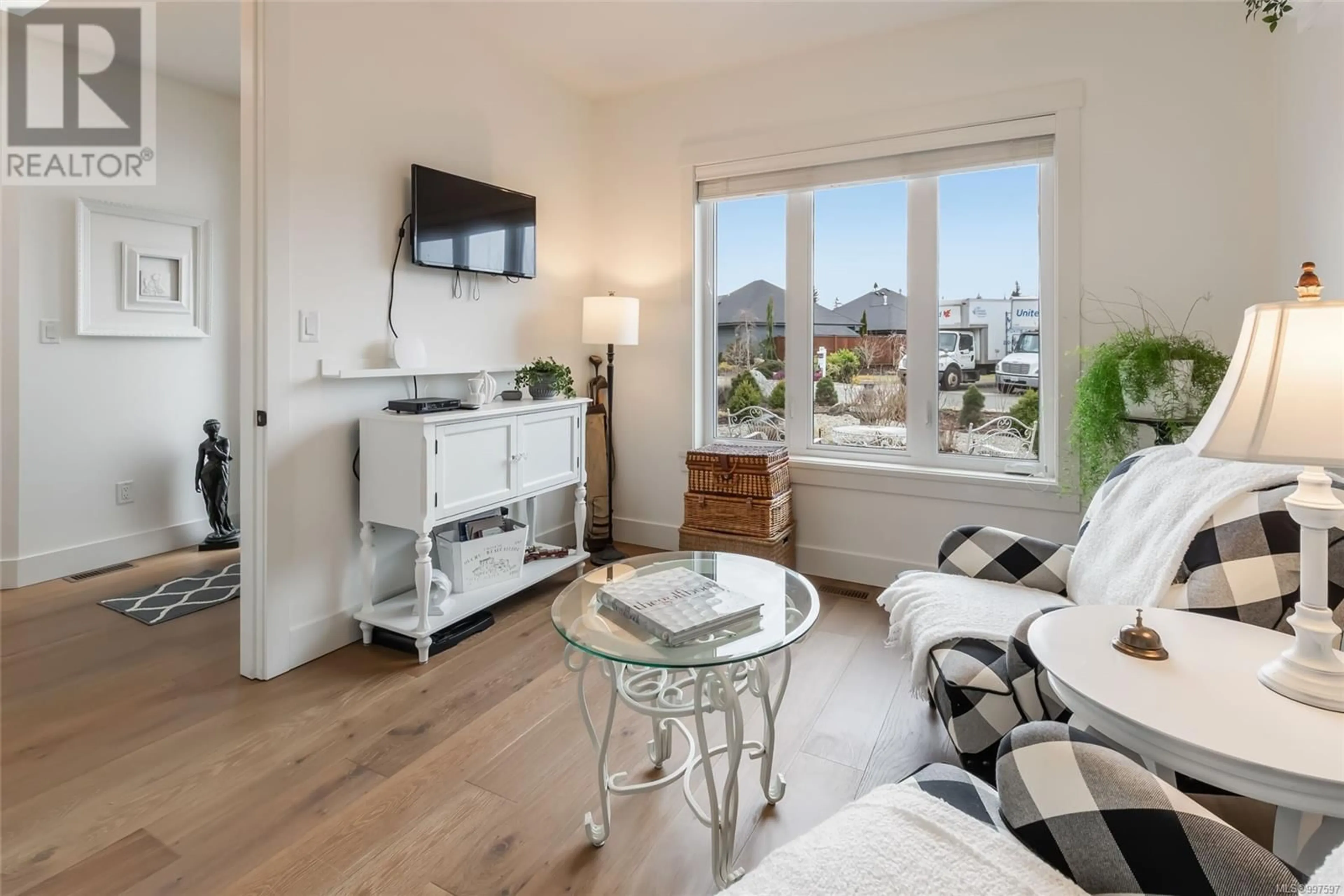 Living room with furniture, wood/laminate floor for 1000 BROOKFIELD CRESCENT, Parksville British Columbia V9P0E3