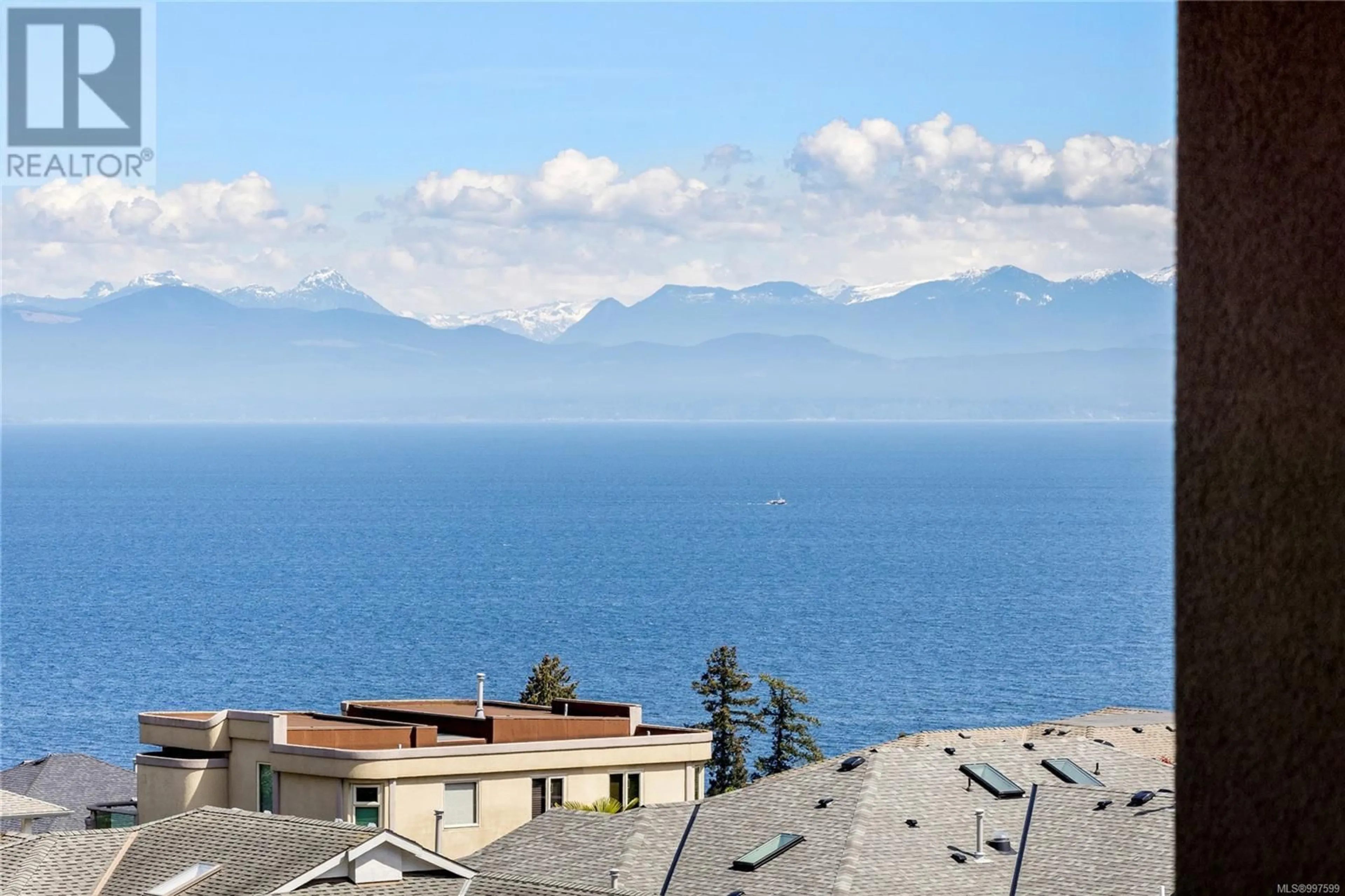 Balcony in the apartment, water/lake/river/ocean view for 304 - 6738 DICKINSON ROAD, Nanaimo British Columbia V9V1A3