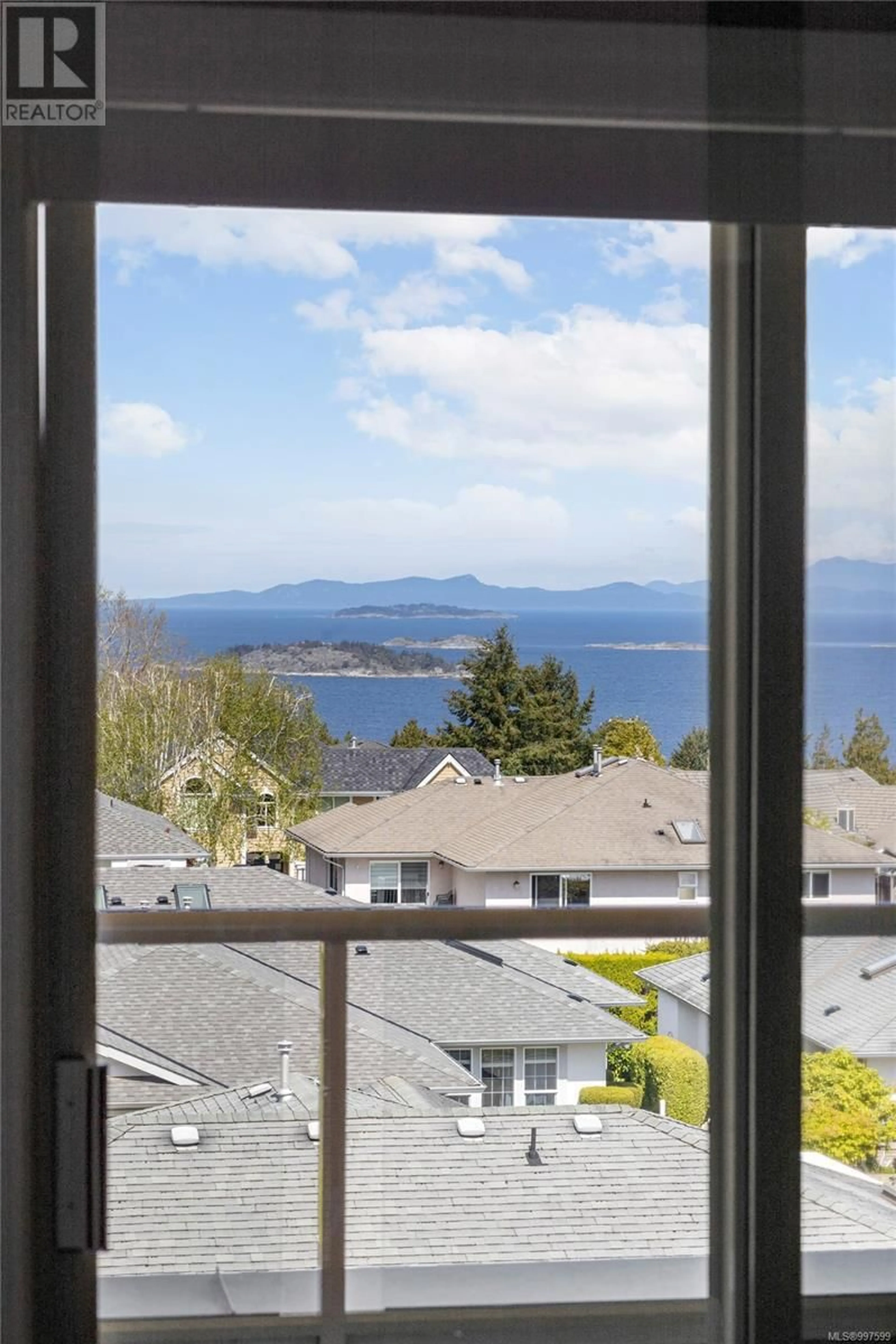 Balcony in the apartment, water/lake/river/ocean view for 304 - 6738 DICKINSON ROAD, Nanaimo British Columbia V9V1A3