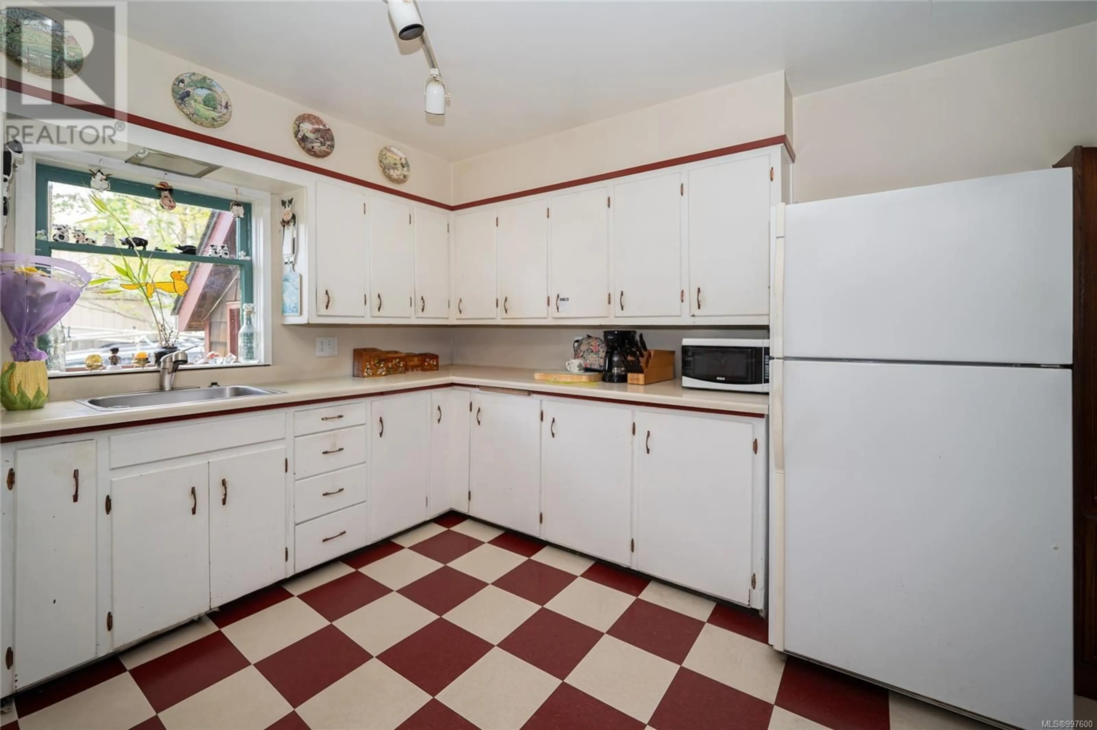 Standard kitchen, ceramic/tile floor for 9690 CHEMAINUS ROAD, Chemainus British Columbia V0R1K1
