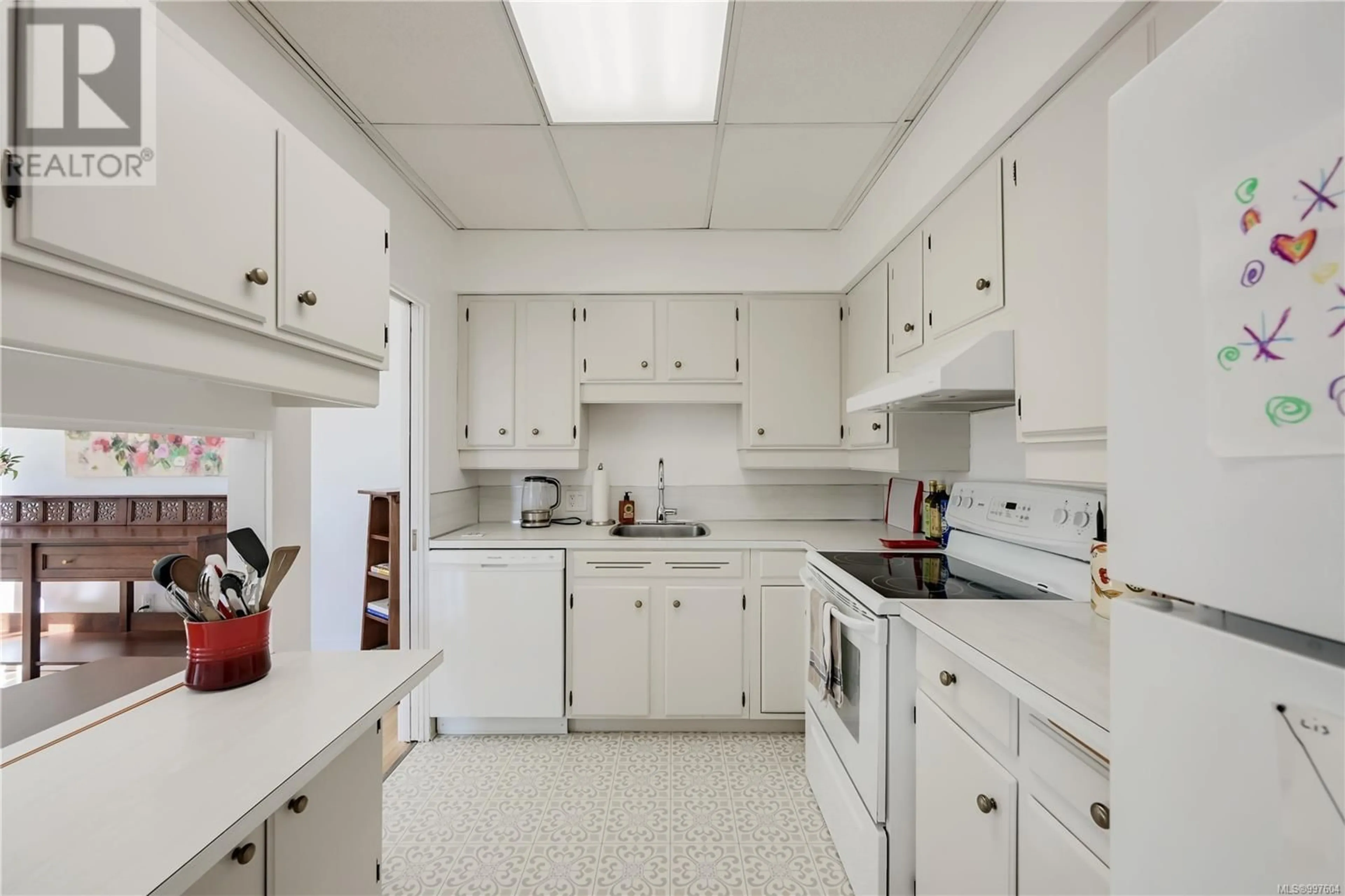 Standard kitchen, ceramic/tile floor for 101 - 1420 BEACH DRIVE, Oak Bay British Columbia V8S2N8