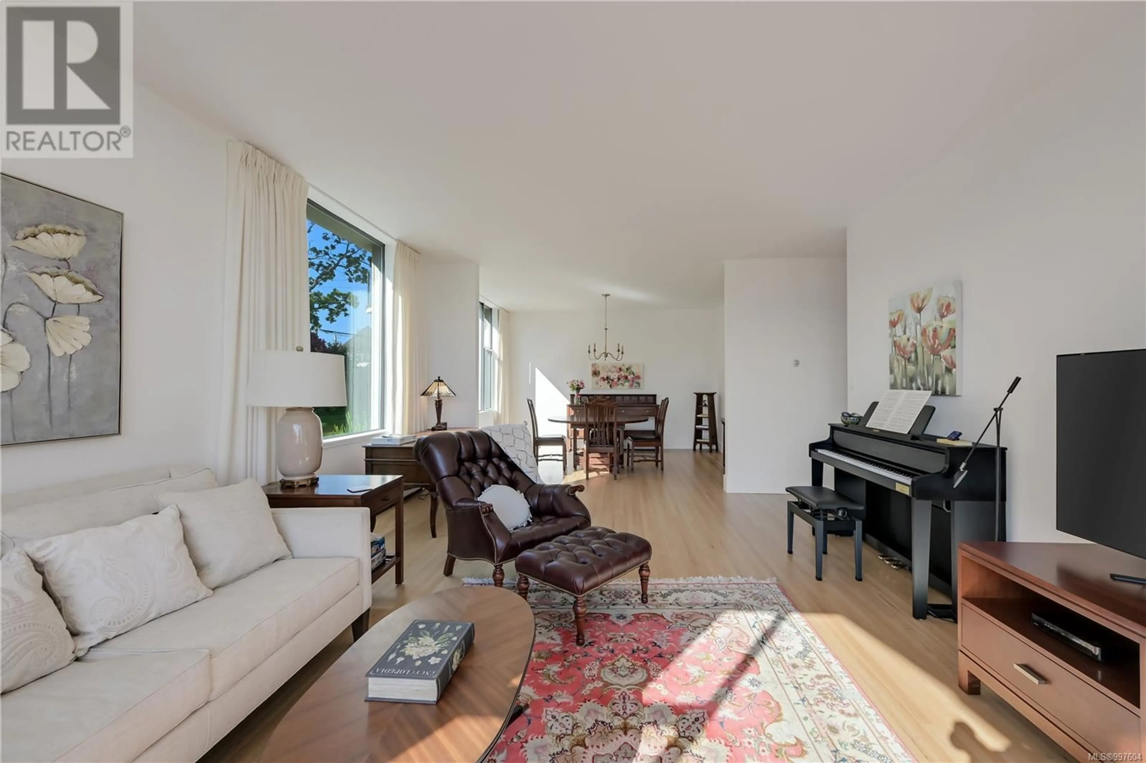 Living room with furniture, unknown for 101 - 1420 BEACH DRIVE, Oak Bay British Columbia V8S2N8