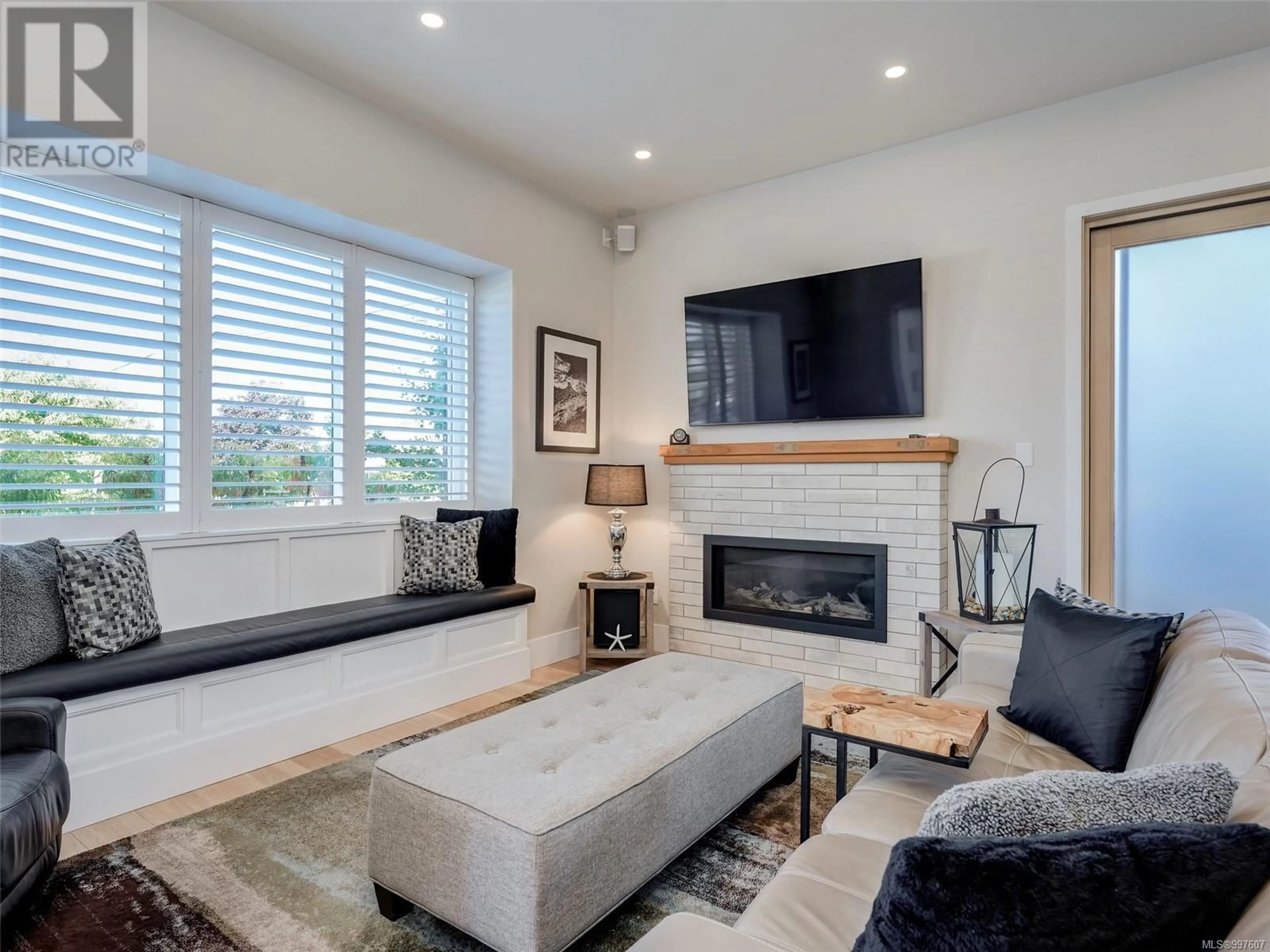 Living room with furniture, unknown for 9647 THIRD STREET, Sidney British Columbia V9L1V4