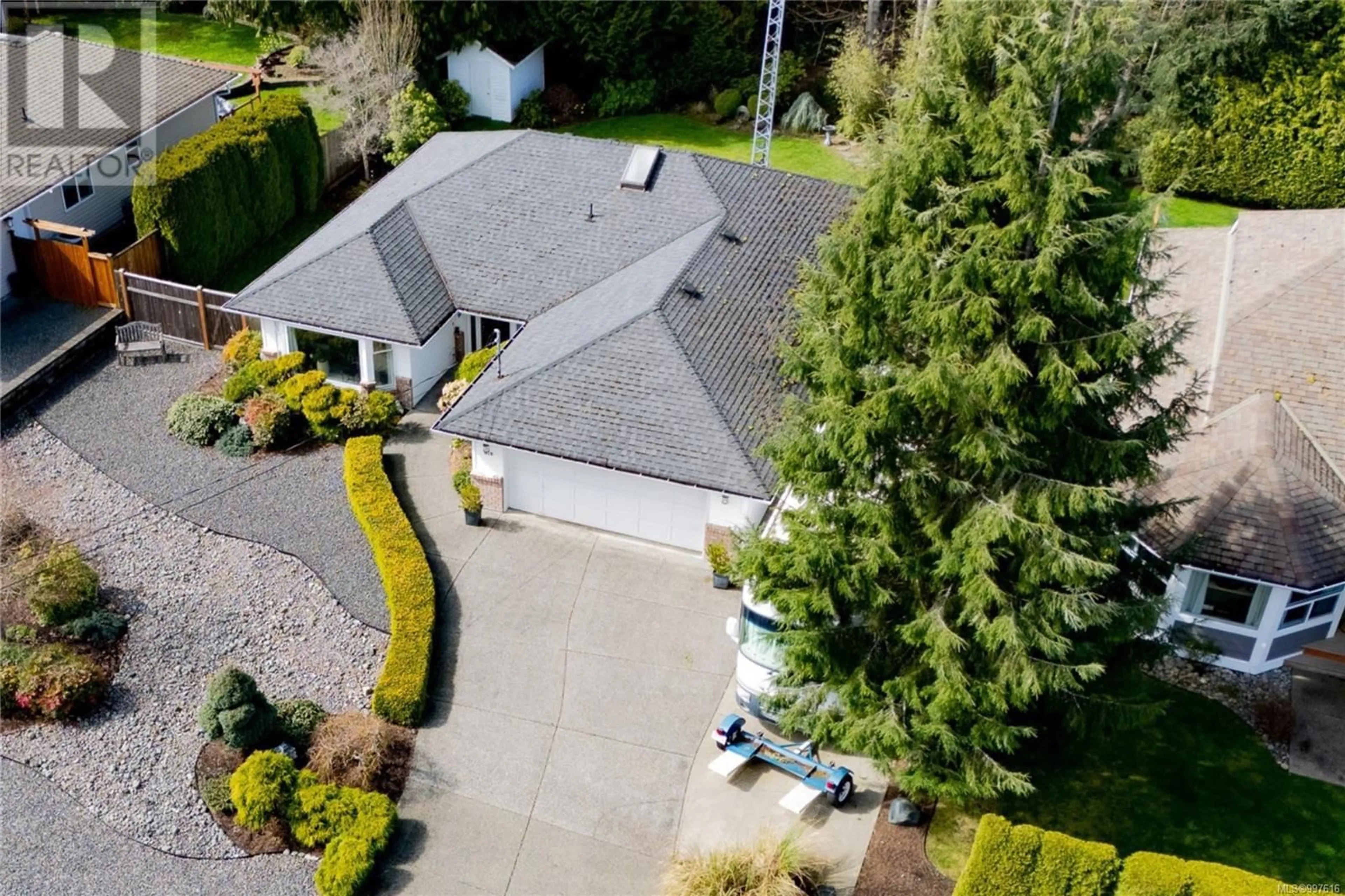 A pic from outside/outdoor area/front of a property/back of a property/a pic from drone, street for 618 YAMBURY ROAD, Qualicum Beach British Columbia V9K1C5