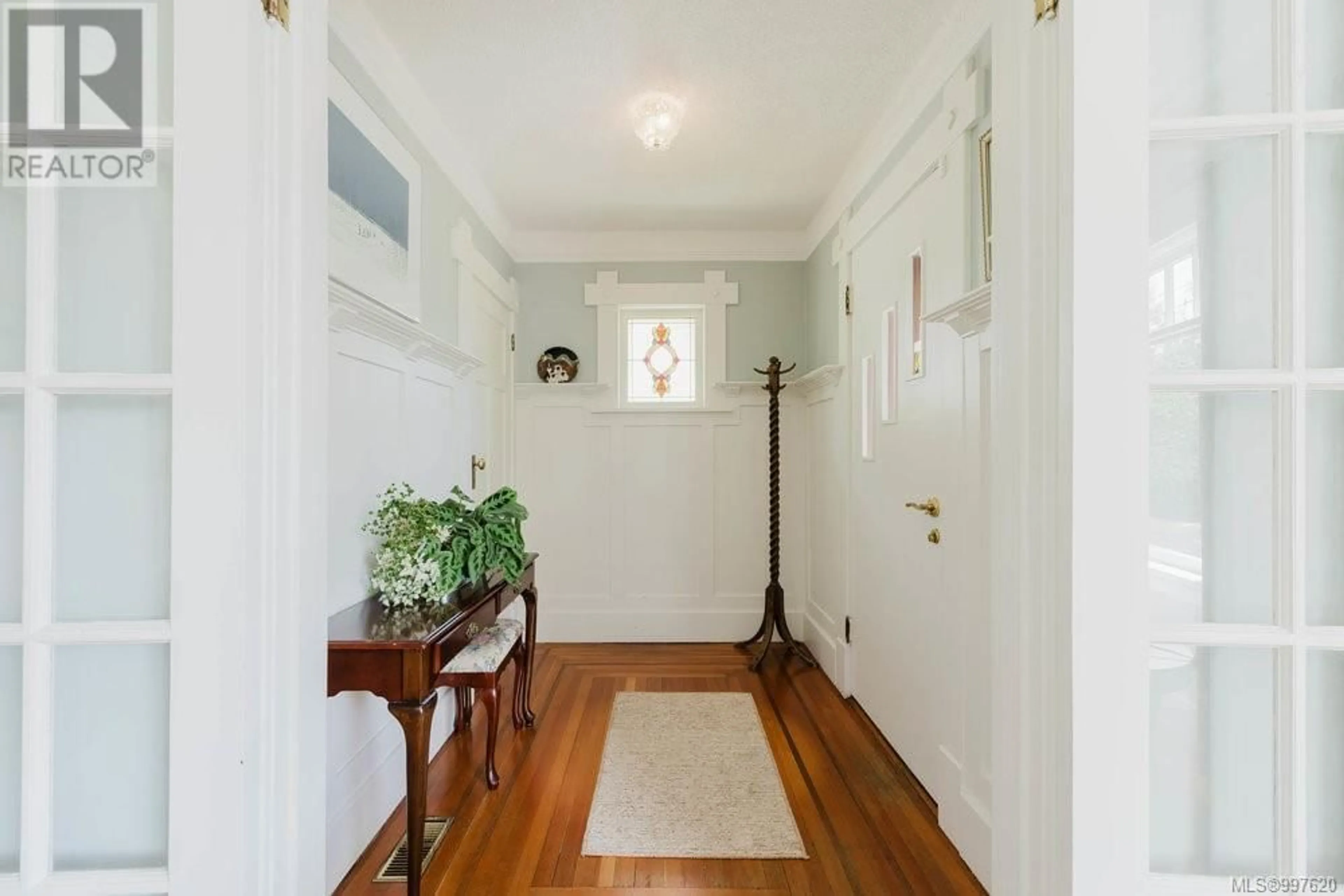 Indoor entryway for 1240 BASIL AVENUE, Victoria British Columbia V8T2G2