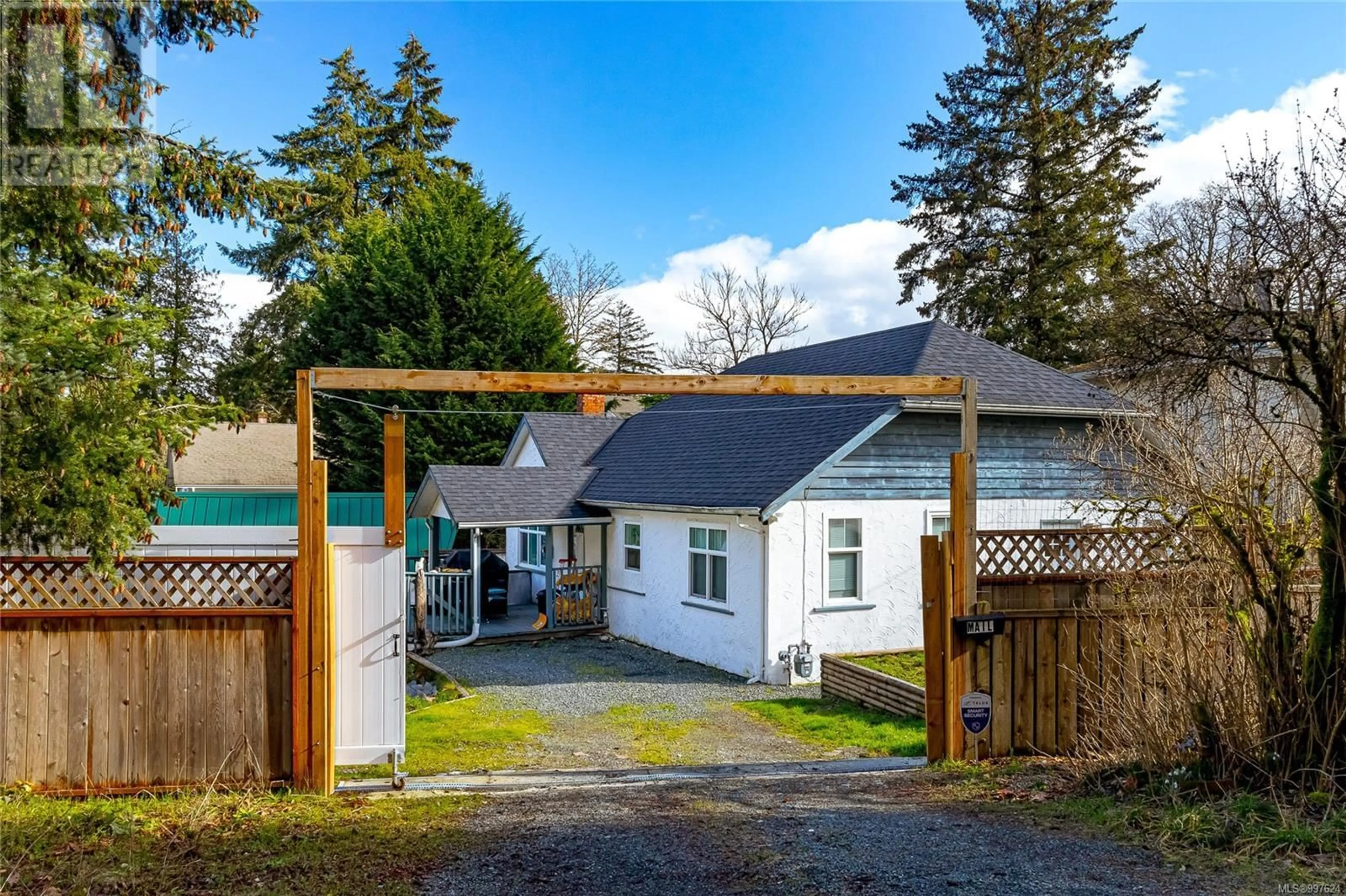 A pic from outside/outdoor area/front of a property/back of a property/a pic from drone, street for 1094 NAGLE STREET, Duncan British Columbia V9L2E5
