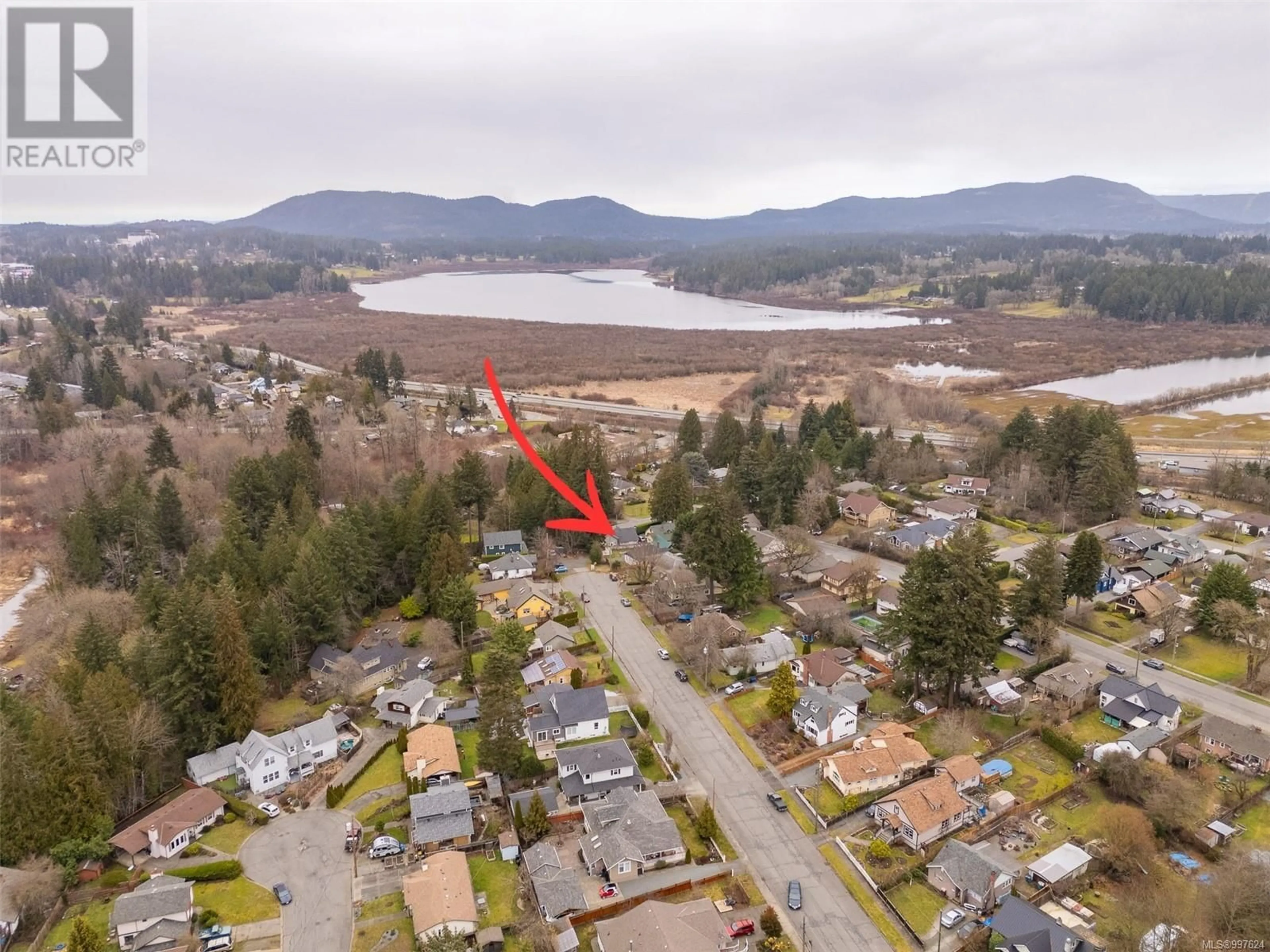 A pic from outside/outdoor area/front of a property/back of a property/a pic from drone, mountain view for 1094 NAGLE STREET, Duncan British Columbia V9L2E5