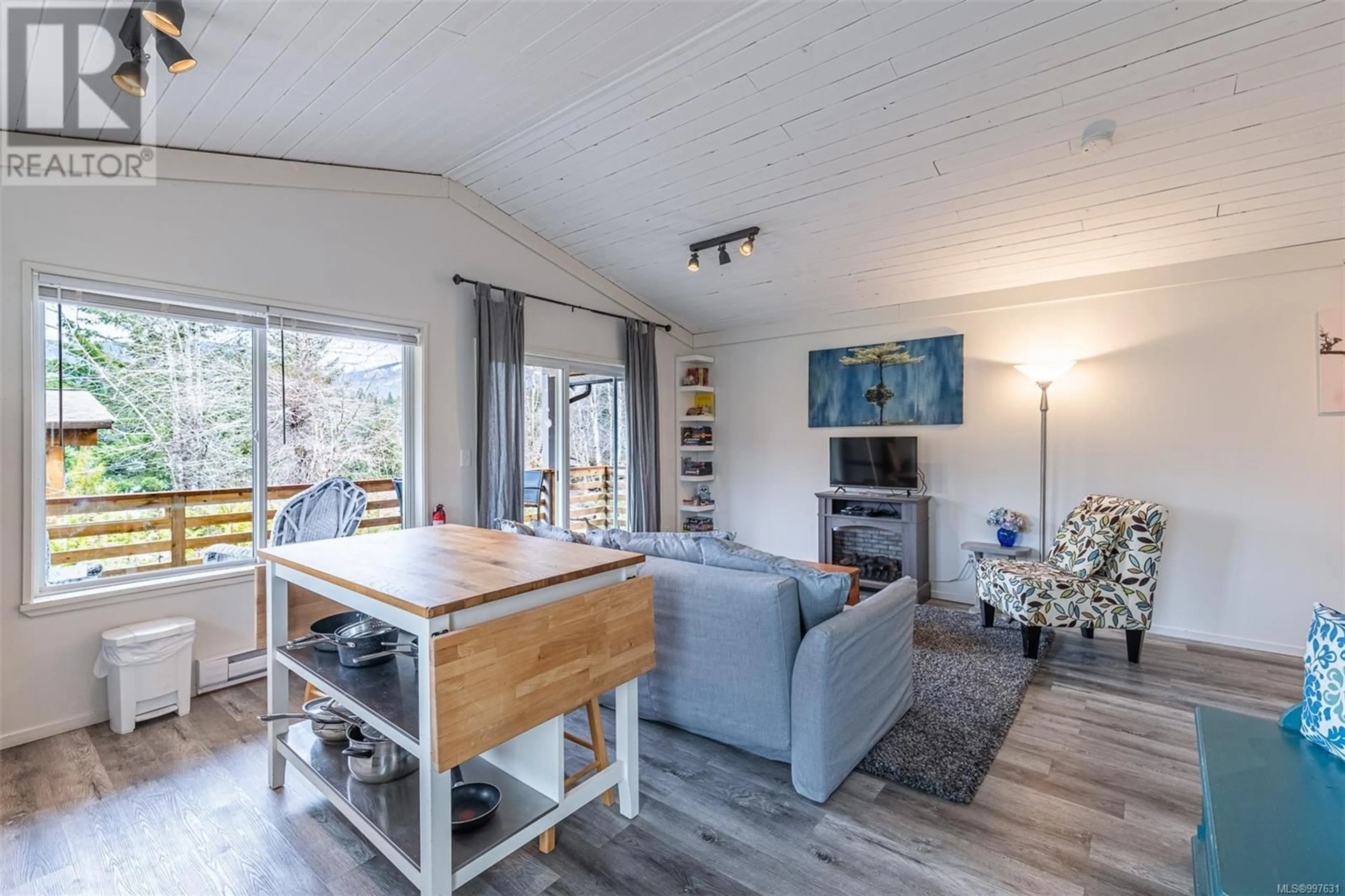 Living room with furniture, wood/laminate floor for 6 - 8631 SOUTH SHORE ROAD, Lake Cowichan British Columbia V0R2G0