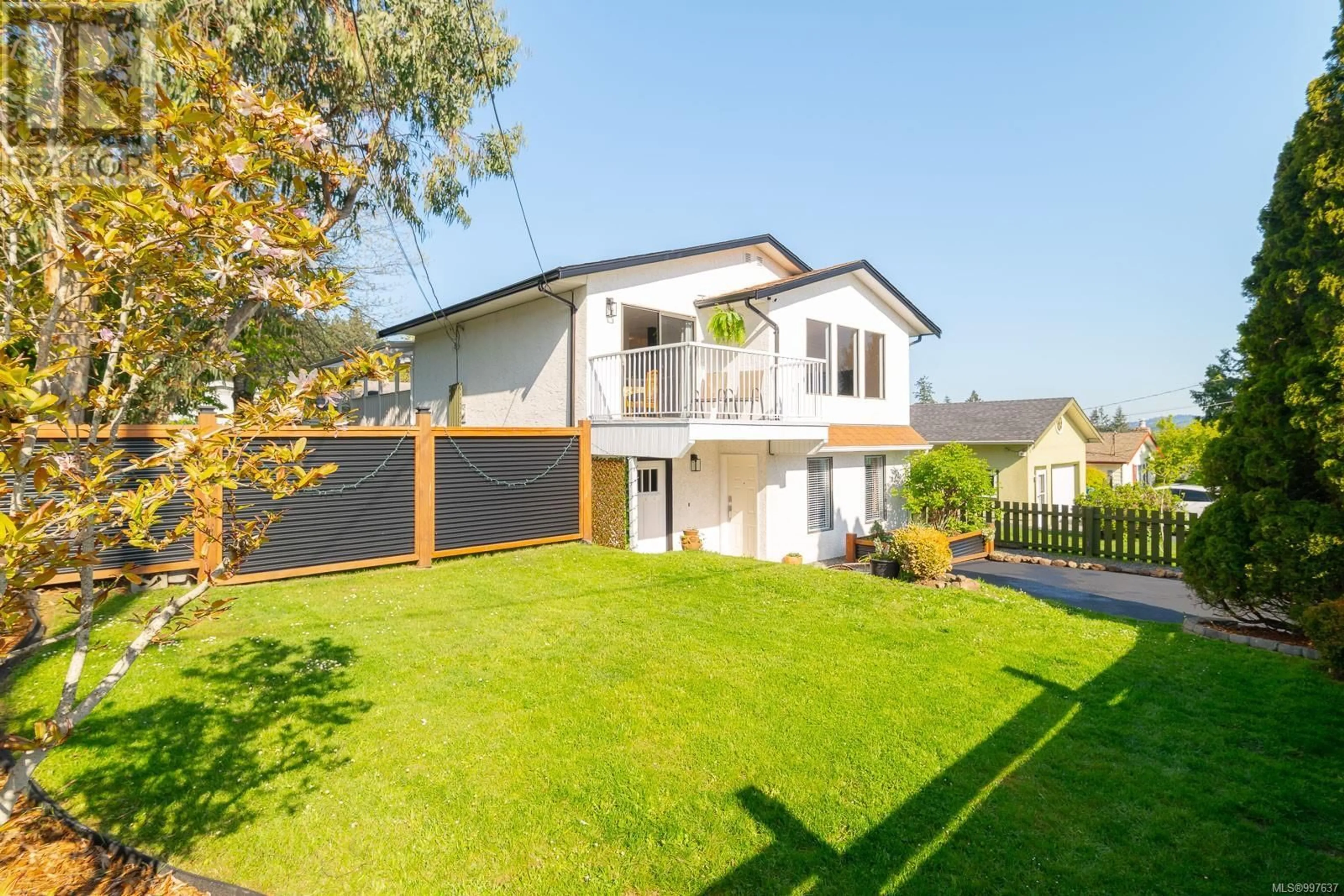 A pic from outside/outdoor area/front of a property/back of a property/a pic from drone, street for 297 KATHRYN PLACE, Nanaimo British Columbia V9R6J1
