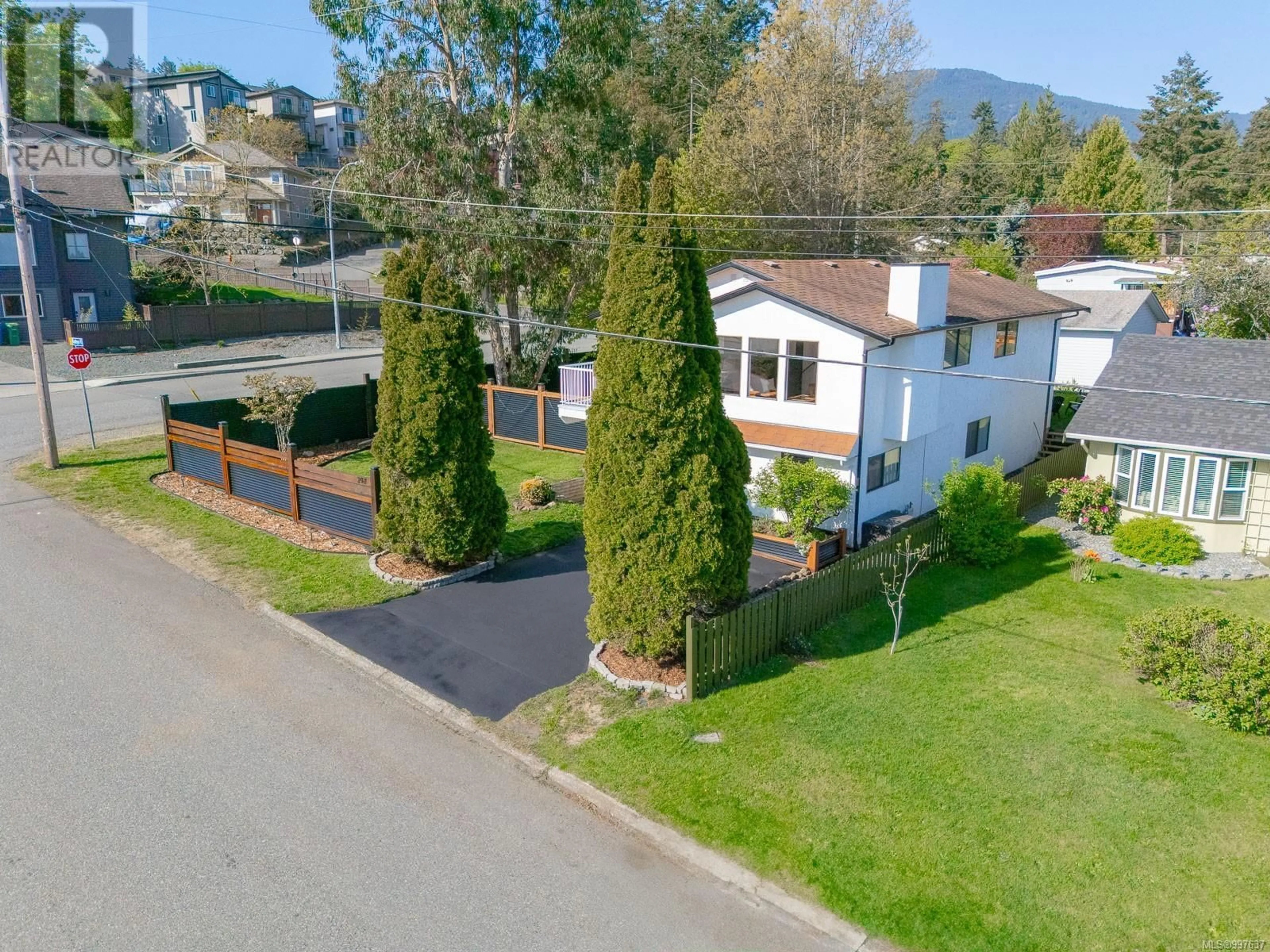 A pic from outside/outdoor area/front of a property/back of a property/a pic from drone, street for 297 KATHRYN PLACE, Nanaimo British Columbia V9R6J1
