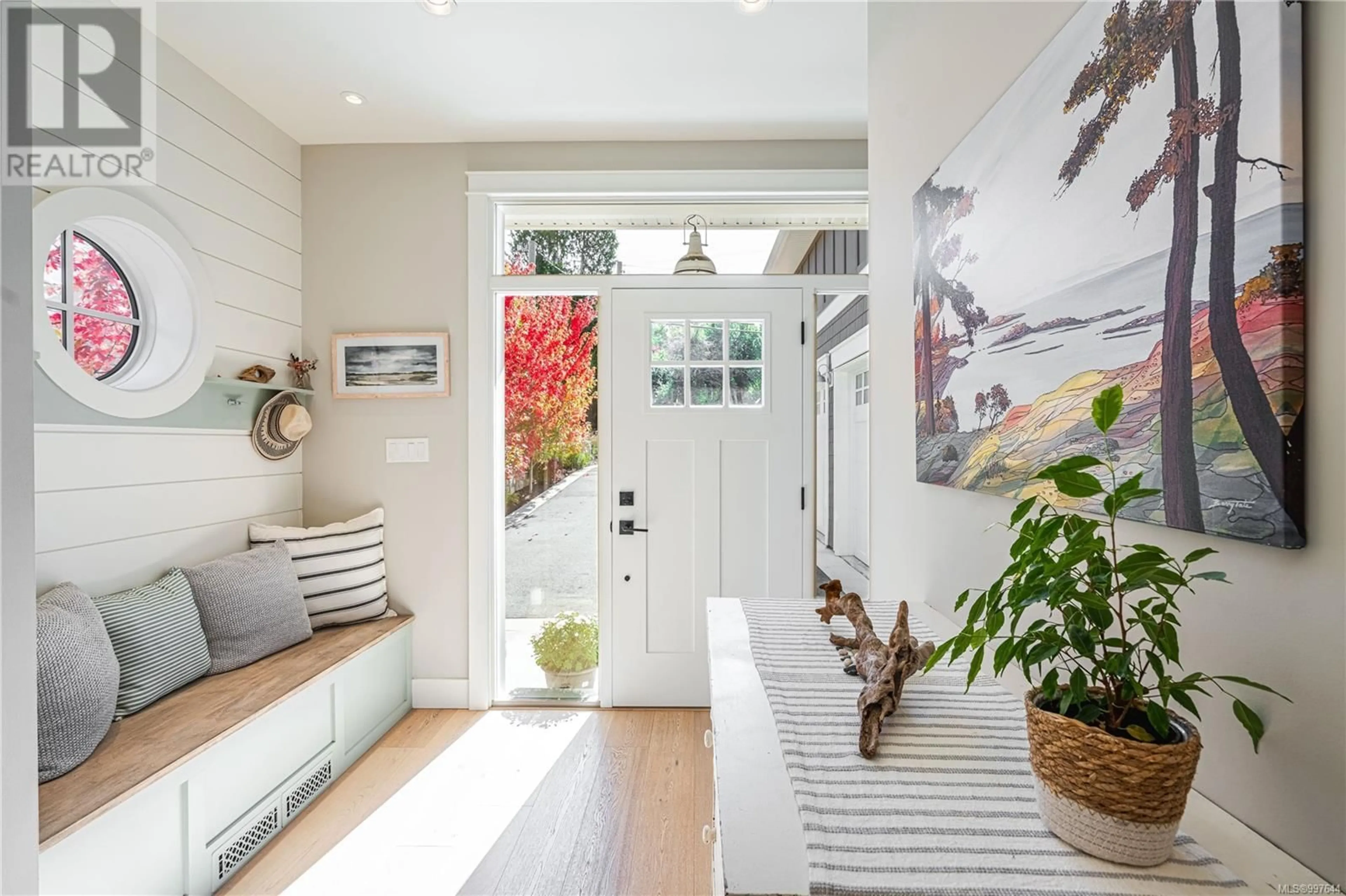 Indoor entryway for 648 BIRCH ROAD, North Saanich British Columbia V8L5S2