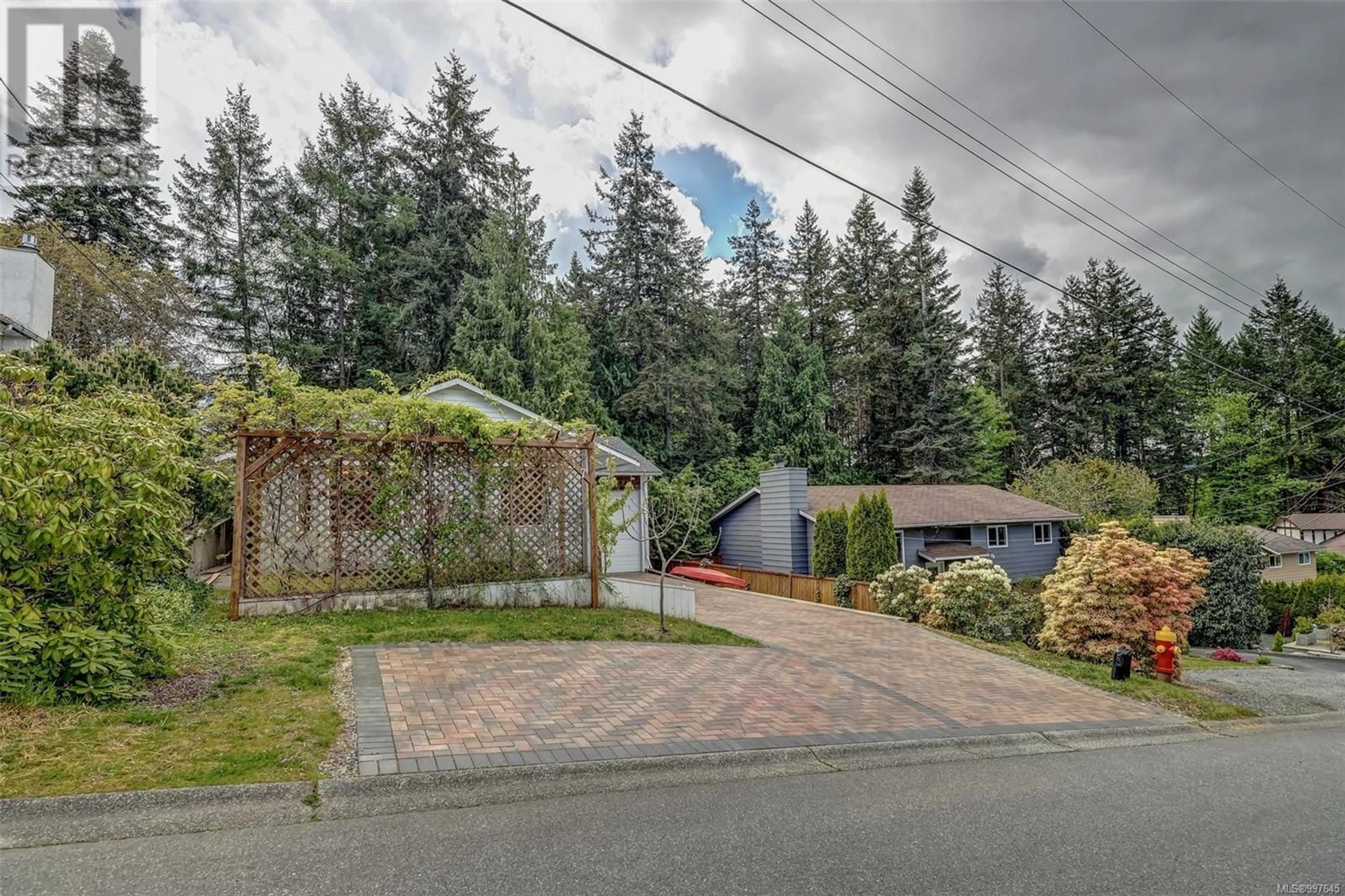 A pic from outside/outdoor area/front of a property/back of a property/a pic from drone, street for 517 DOREEN PLACE, Nanaimo British Columbia V9T4S1