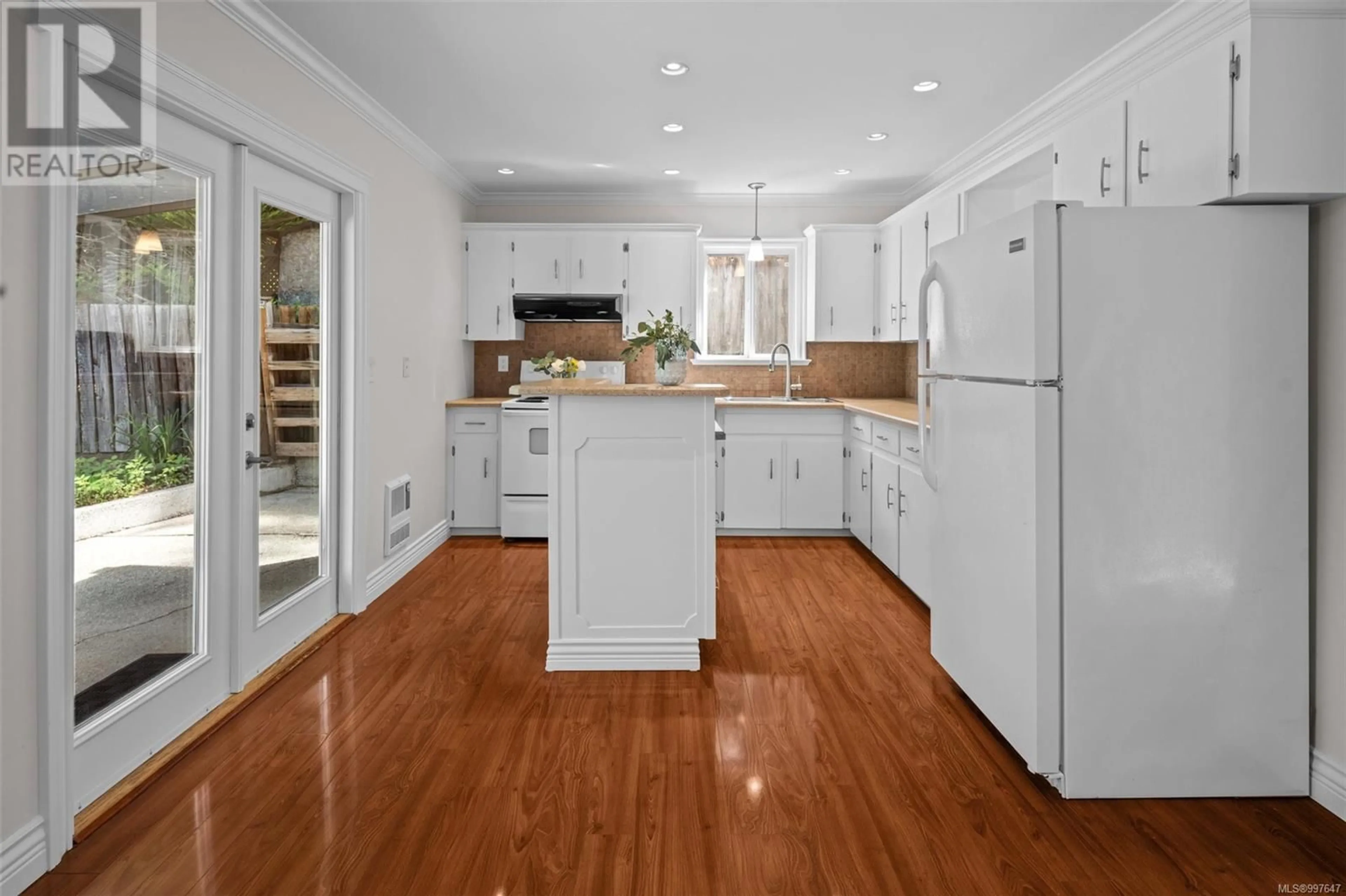 Open concept kitchen, wood/laminate floor for 1078 MARCHANT ROAD, Central Saanich British Columbia V8M1G1