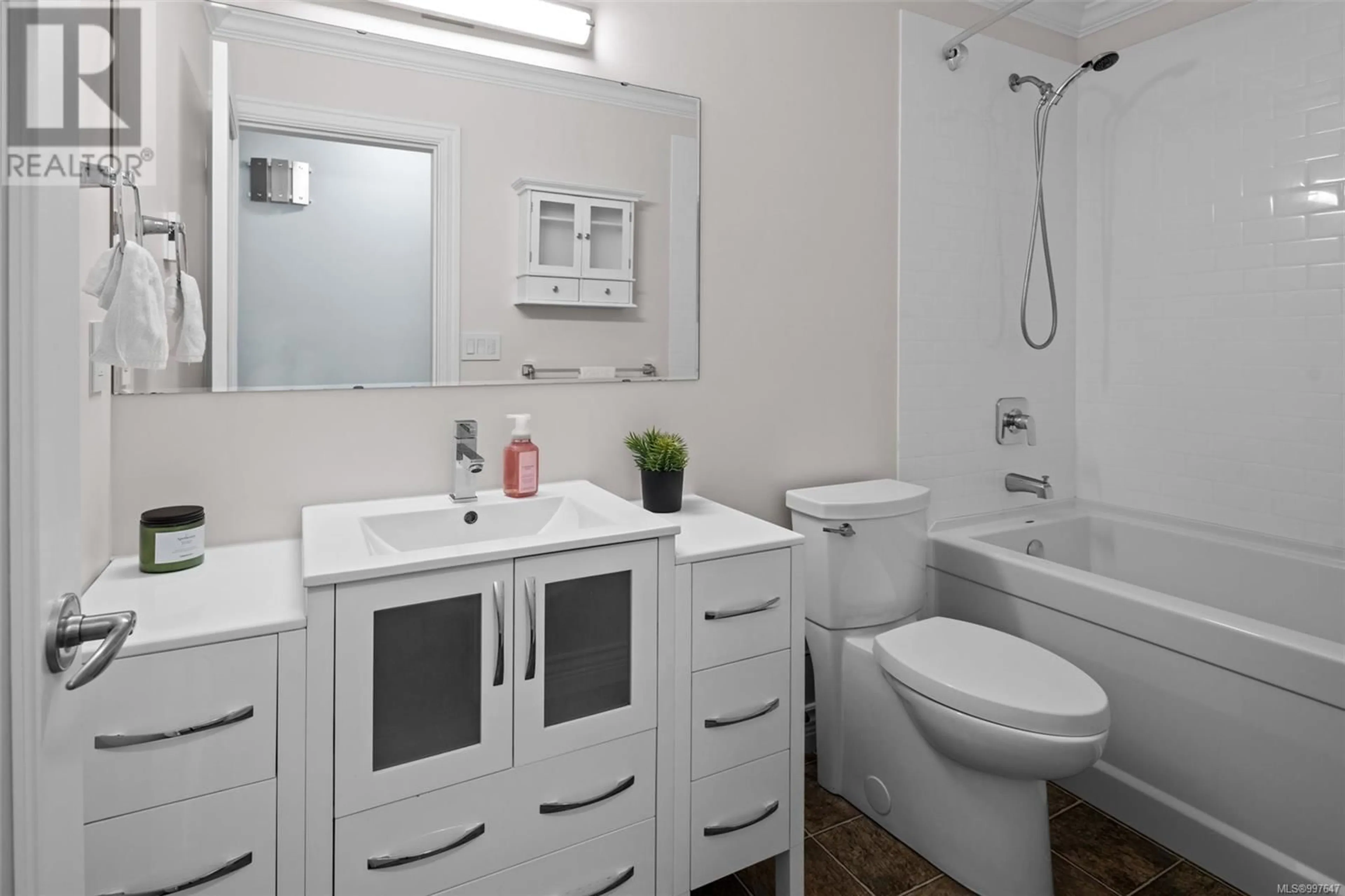 Standard bathroom, unknown for 1078 MARCHANT ROAD, Central Saanich British Columbia V8M1G1
