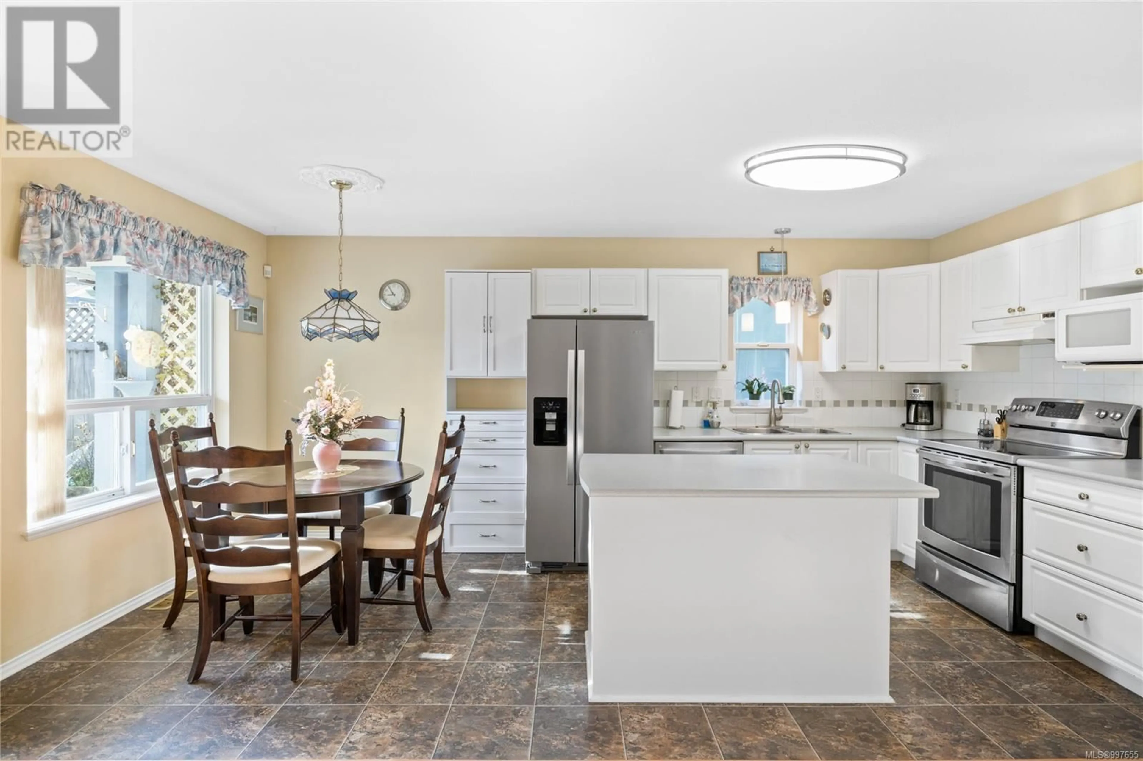 Open concept kitchen, ceramic/tile floor for 850 STANHOPE ROAD, Parksville British Columbia V9T2T7
