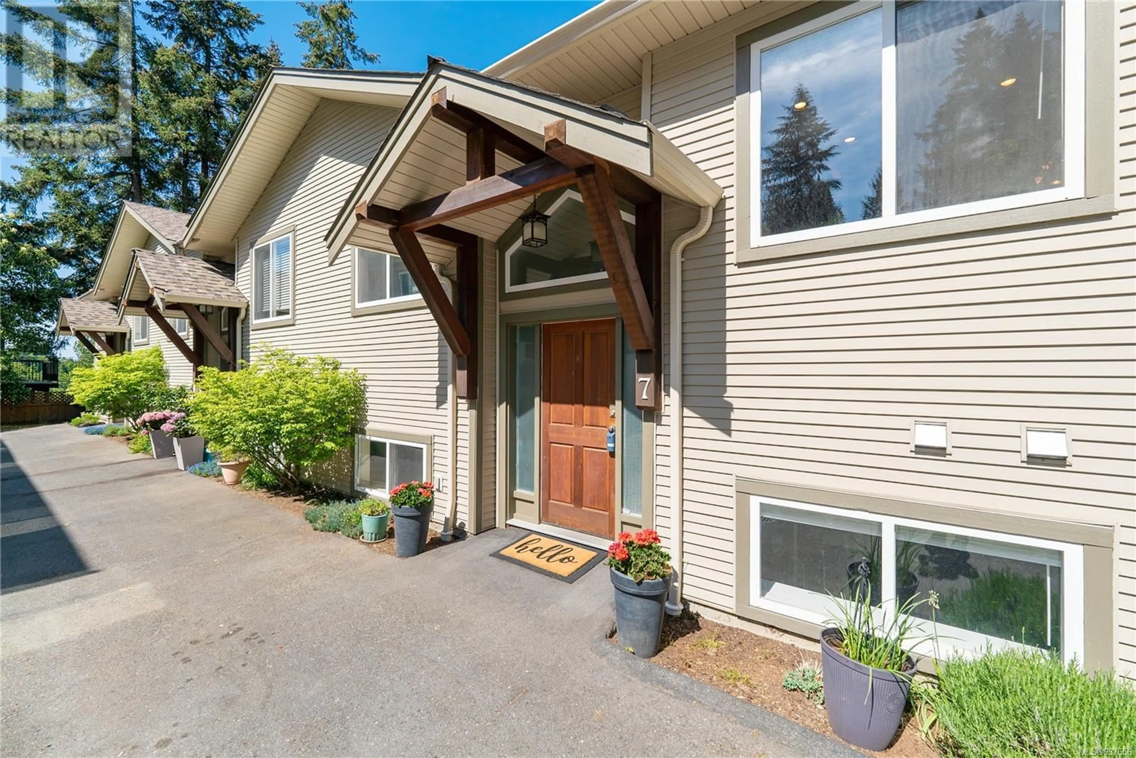 Home with vinyl exterior material, street for 7 - 1129B 2ND AVENUE, Ladysmith British Columbia V9G1S3