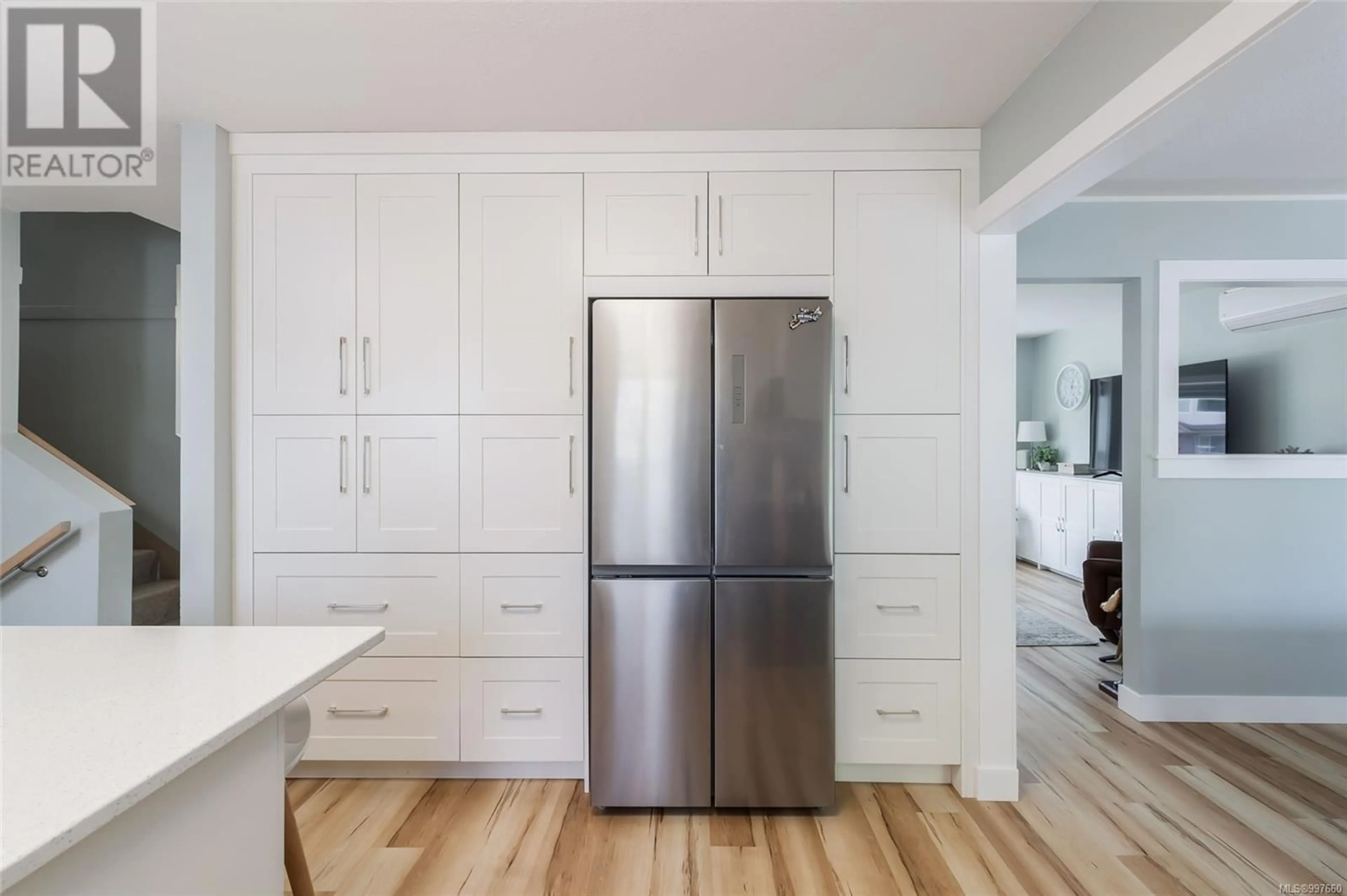 Contemporary kitchen, wood/laminate floor for 5918 BEACON PLACE, Nanaimo British Columbia V9V1J6