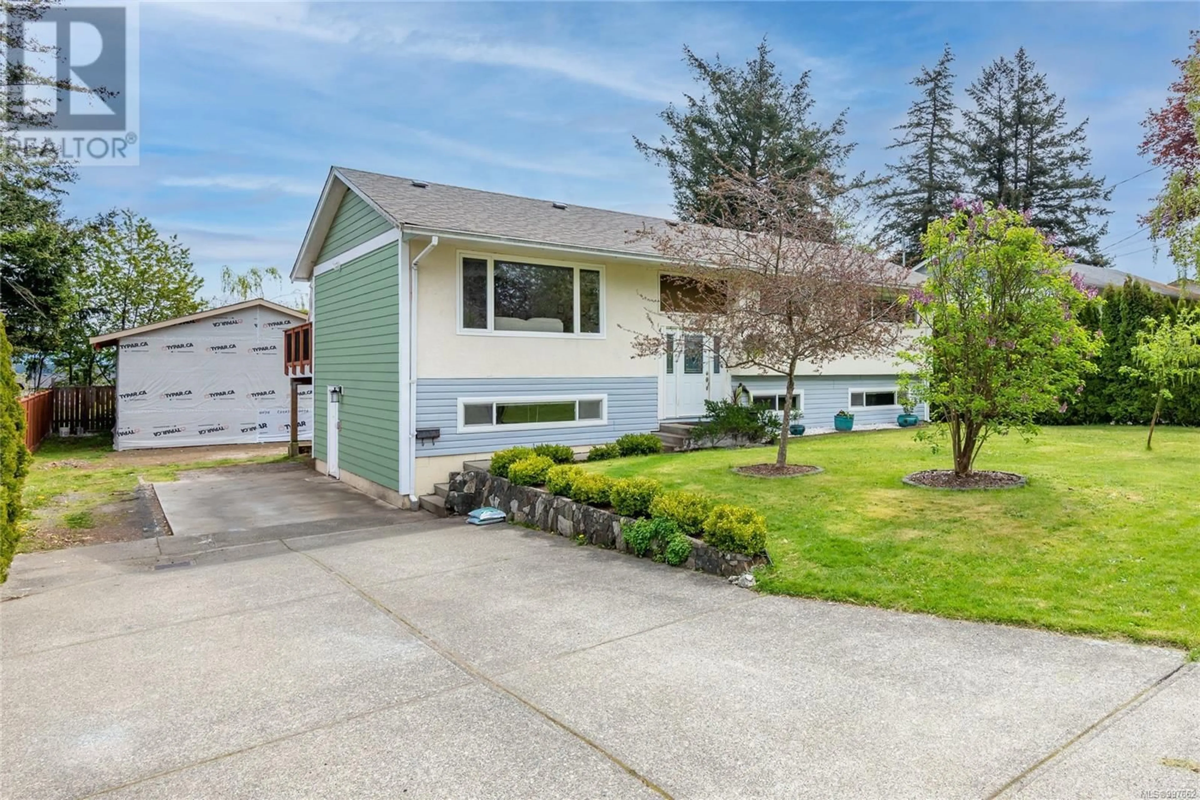 Home with vinyl exterior material, street for 127 DELVECCHIO ROAD, Campbell River British Columbia V9W2T6