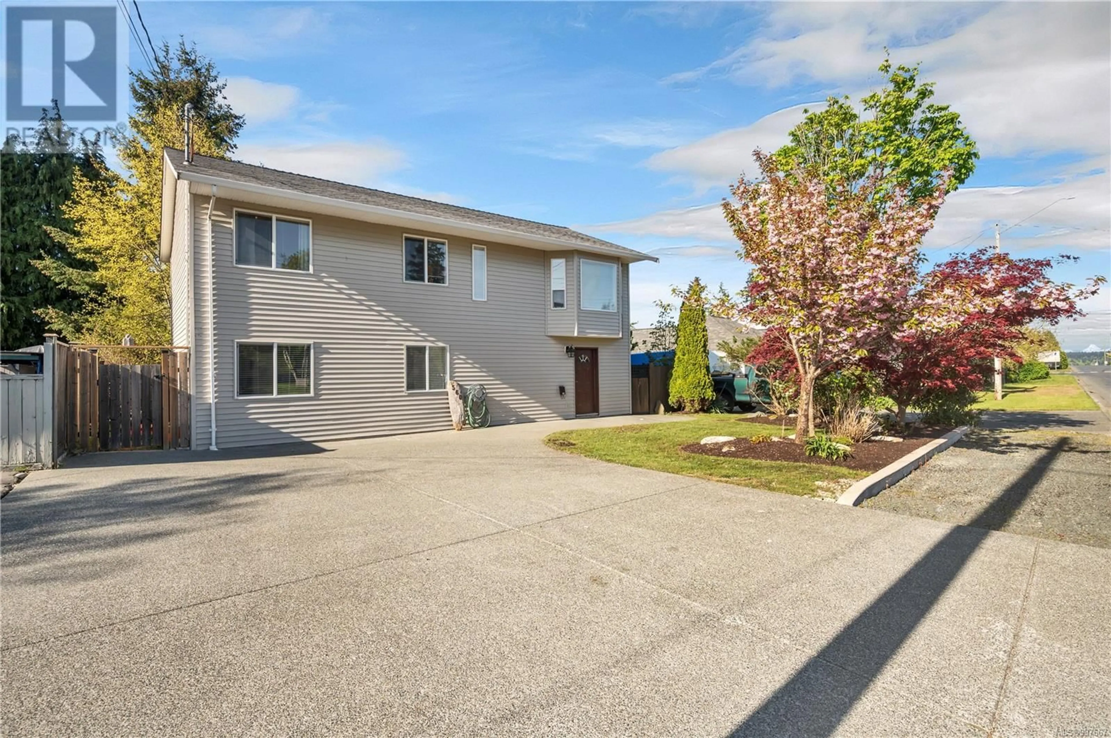 A pic from outside/outdoor area/front of a property/back of a property/a pic from drone, street for 560 6TH AVENUE, Campbell River British Columbia V9W3Z5