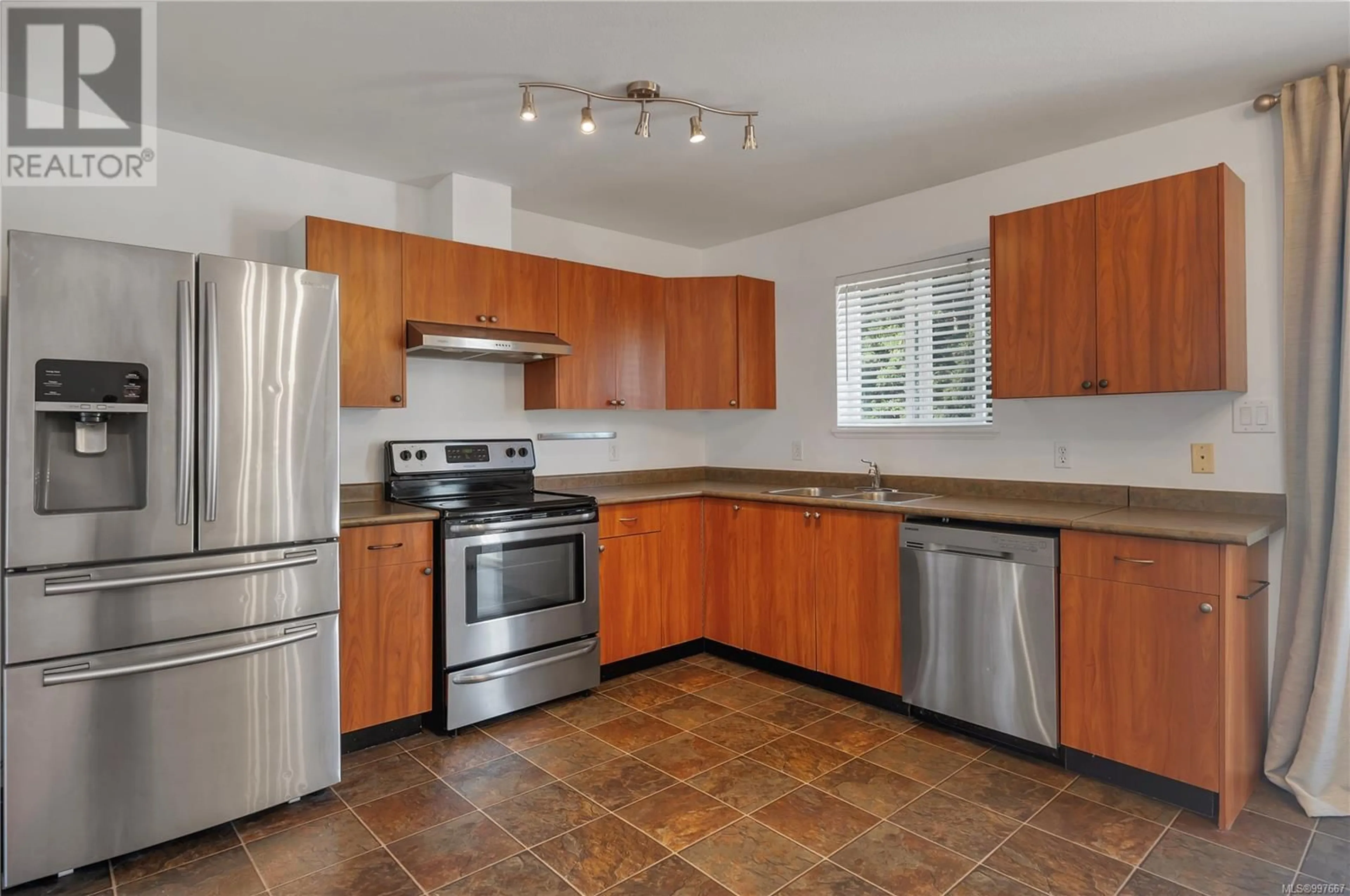 Standard kitchen, ceramic/tile floor for 560 6TH AVENUE, Campbell River British Columbia V9W3Z5