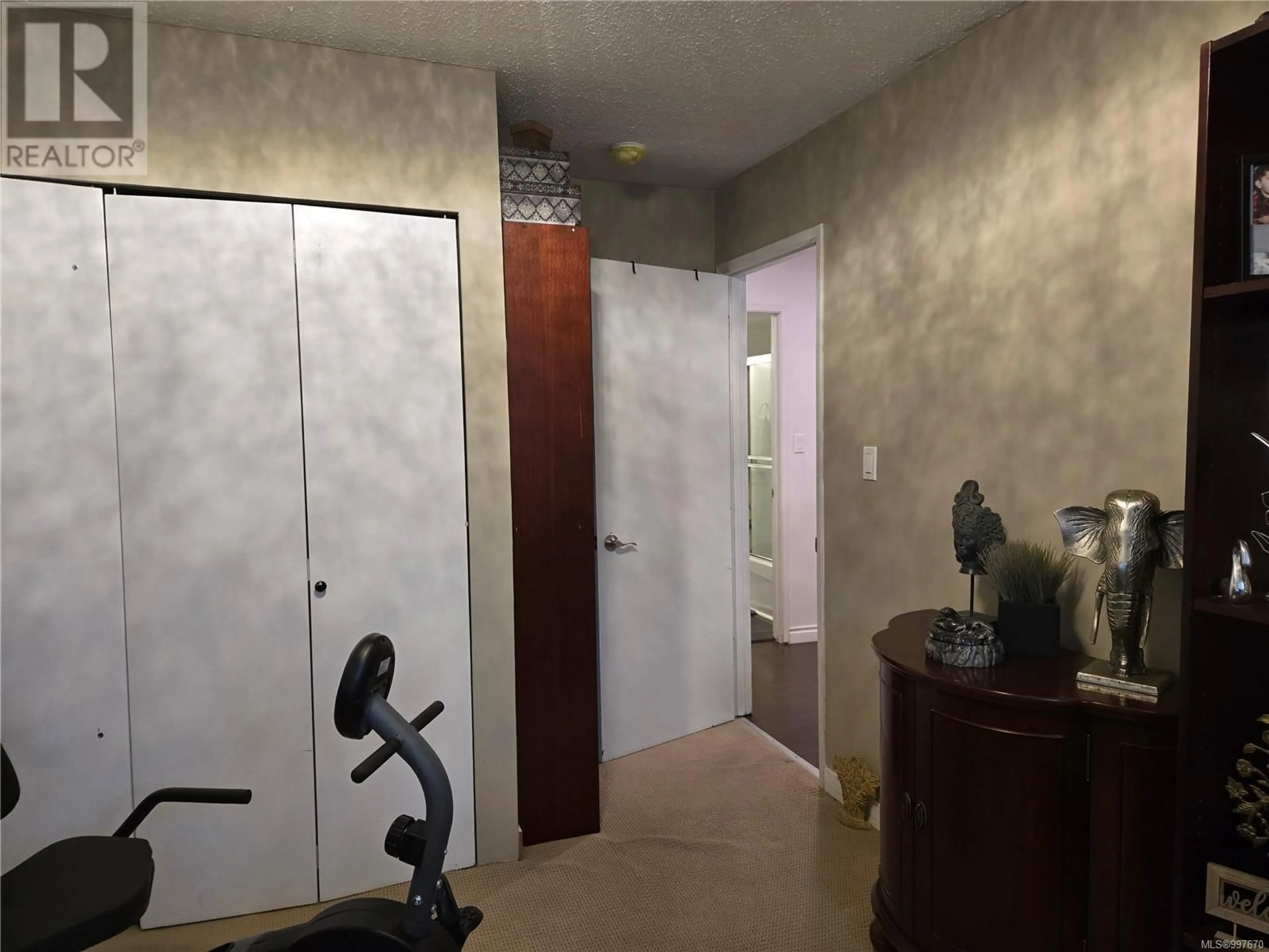 Indoor foyer for 2275 ISLAND HIGHWAY EAST, Nanoose Bay British Columbia V9P9E2