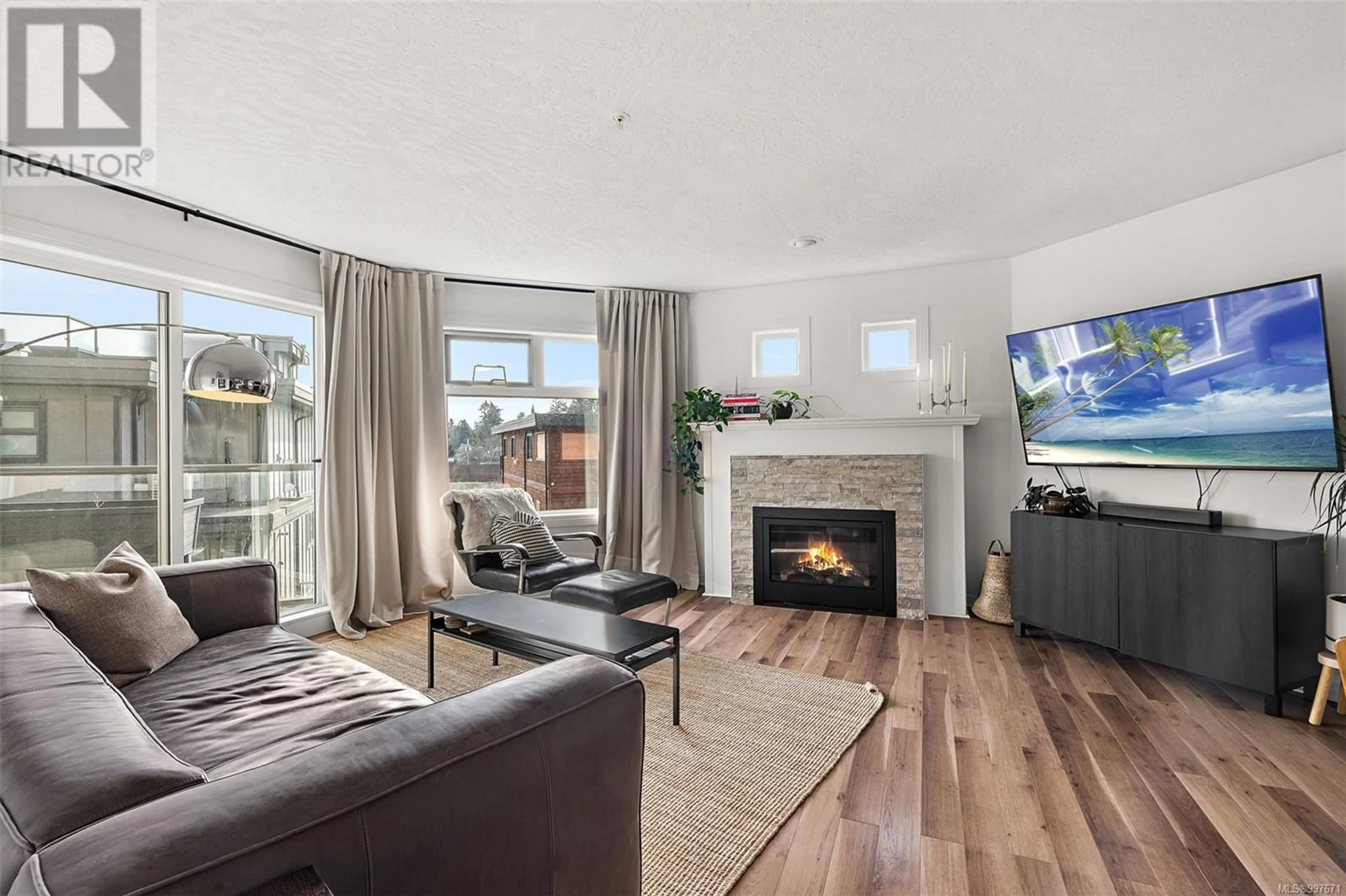 Living room with furniture, wood/laminate floor for 216 - 1083 TILLICUM ROAD, Esquimalt British Columbia V9V7L7