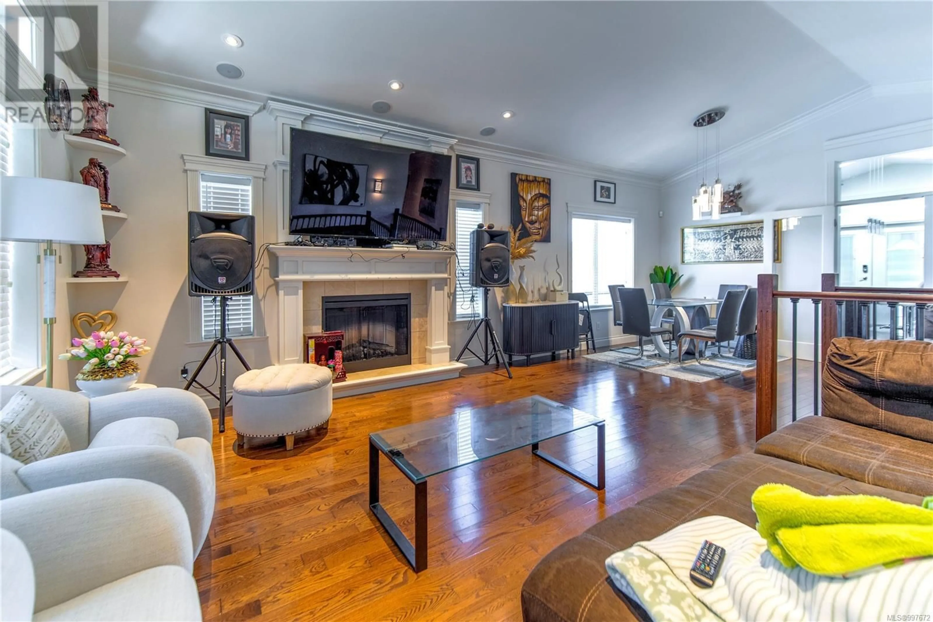 Living room with furniture, wood/laminate floor for 3433 MARY ANNE CRESCENT, Colwood British Columbia V9C4K4