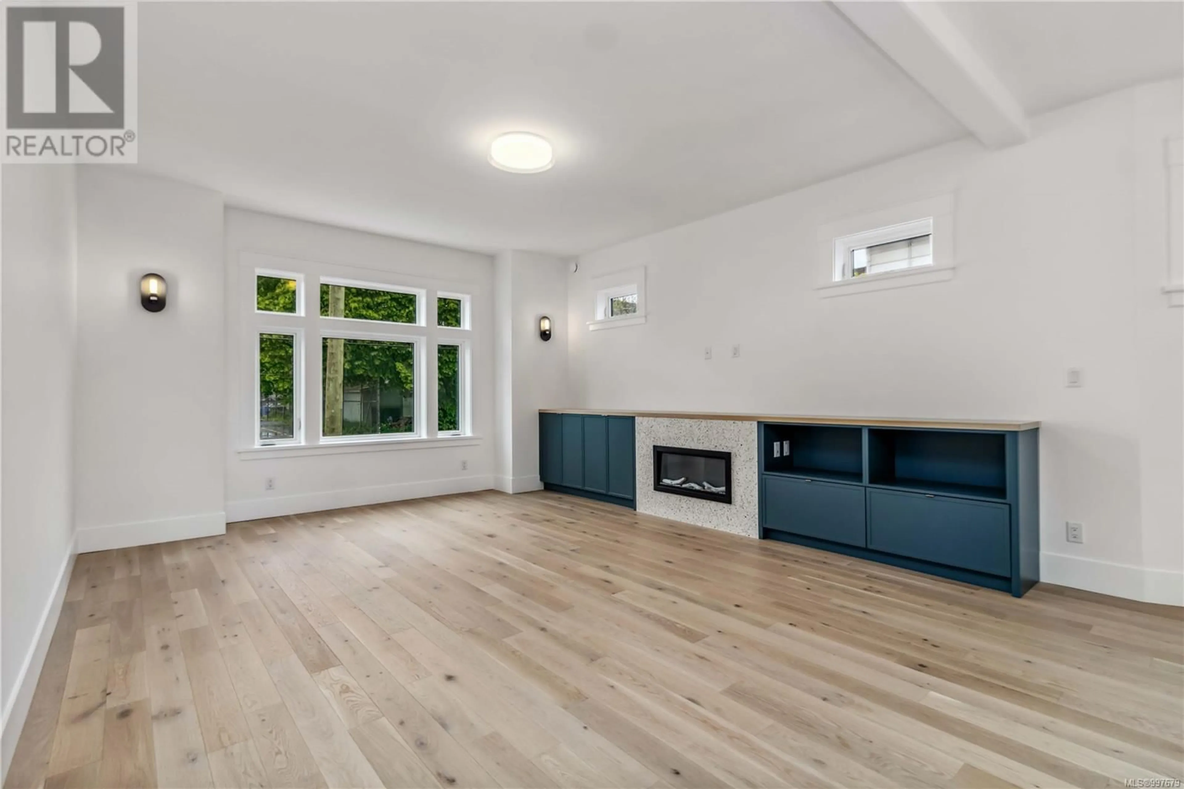 Unknown for 3 - 1915 FERNWOOD ROAD, Victoria British Columbia V8T2Y6